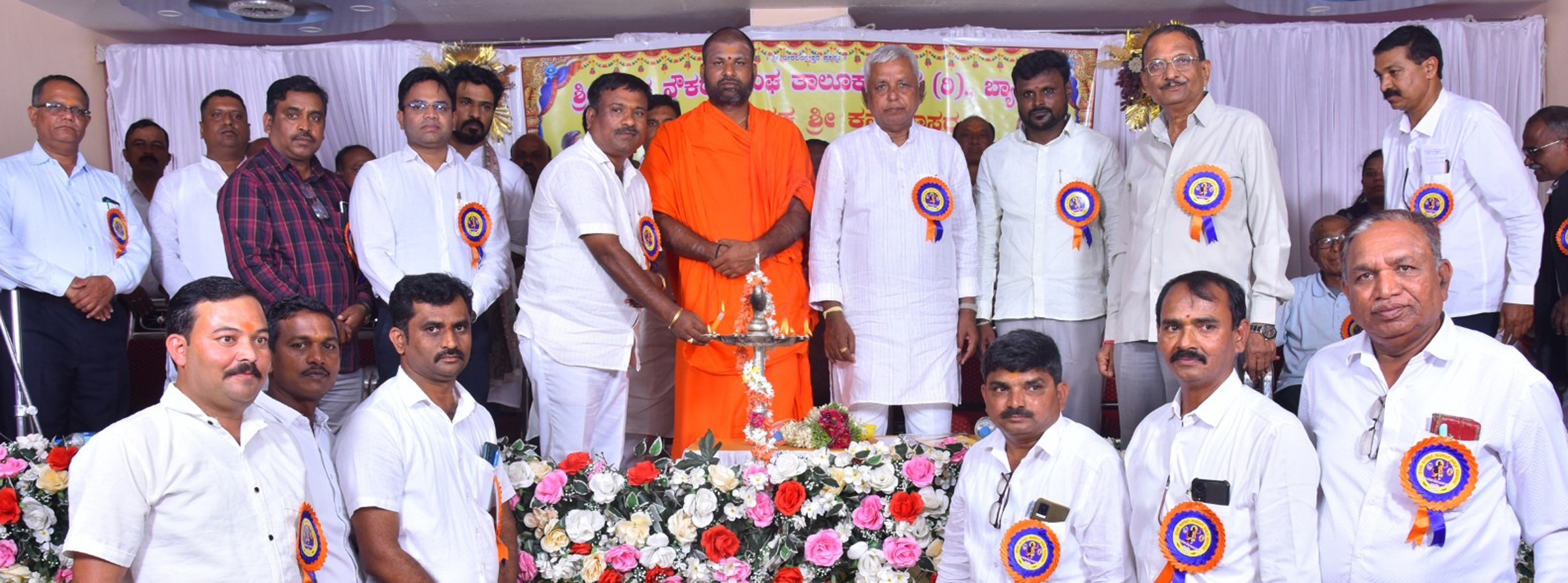 ಬ್ಯಾಡಗಿಯಲ್ಲಿ ಕನಕ ನೌಕರರ ಸಂಘ ತಾಲ್ಲೂಕು ಘಟಕದ ವತಿಯಿಂದ ದಾಸಶ್ರೇಷ್ಠ ಕನಕದಾಸರ 538ನೇ ಜಯಂತ್ಯುತ್ಸವದ ಅಂಗವಾಗಿ ಏರ್ಪಡಿಸಿದ್ದ ಪ್ರತಿಭಾ ಪುರಸ್ಕಾರ ಕಾರ್ಯಕ್ರಮಕ್ಕೆ ಶಾಸಕ ಬಸವರಾಜ ಶಿವಣ್ಣನವರ ಚಾಲನೆ ನೀಡಿದರು. ಸರೂರಿನ ರೇವಣಸಿದ್ದೇಶ್ವರ ಸ್ವಾಮೀಜಿ ಸಾನಿಧ್ಯ ವಹಿಸಿದ್ದರು