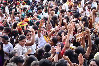 ಬೆಳಗಾವಿಯಲ್ಲಿ ಶನಿವಾರ ನಡೆದ ಕರ್ನಾಟಕ ರಾಜ್ಯೋತ್ಸವ ಮೆರವಣಿಗೆಯಲ್ಲಿ ಯುವತಿಯರು ನೃತ್ಯ ಸಂಭ್ರಮದಲ್ಲಿ ತೇಲಿದರು