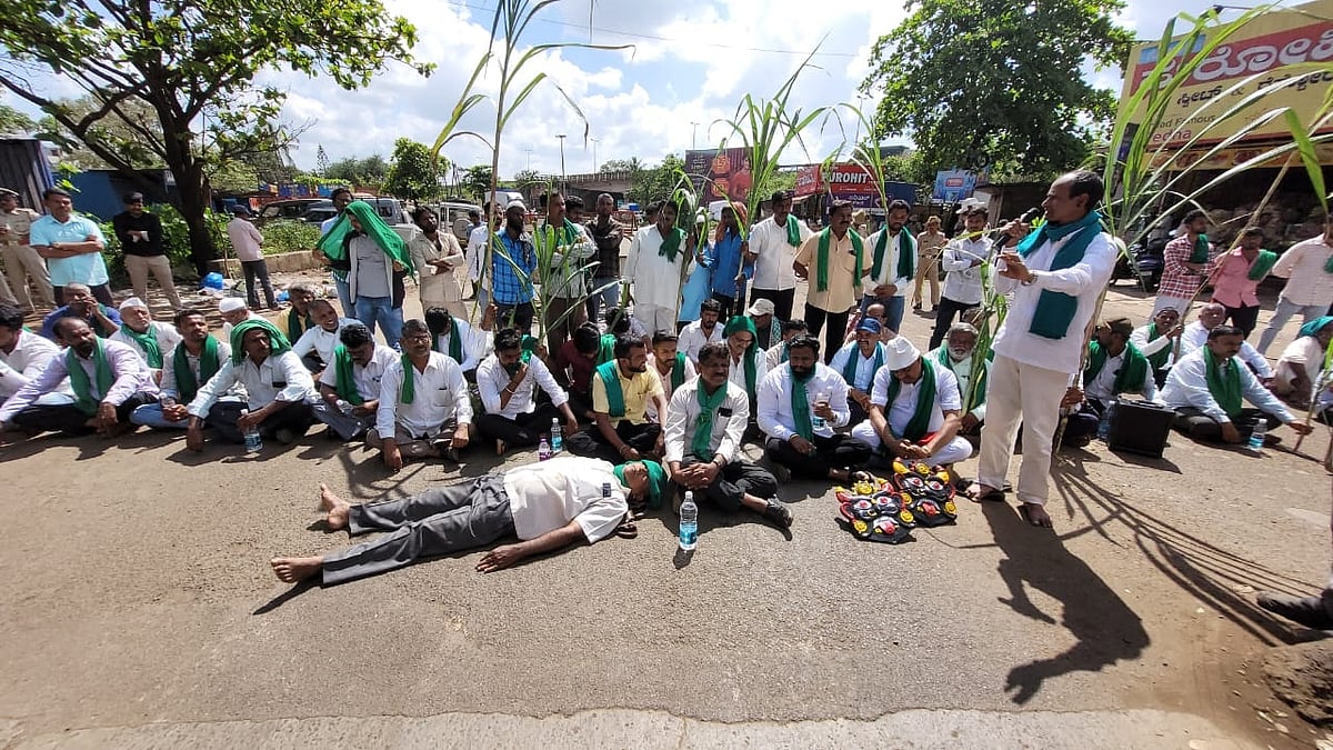 ಬೆಳಗಾವಿ| ಕಬ್ಬಿಗೆ ₹3,500 ದರ ನಿಗದಿಪಡಿಸಲು ಪ್ರತಿಭಟನೆ: ರೈತರು ಪೊಲೀಸ್‌ ವಶಕ್ಕೆ