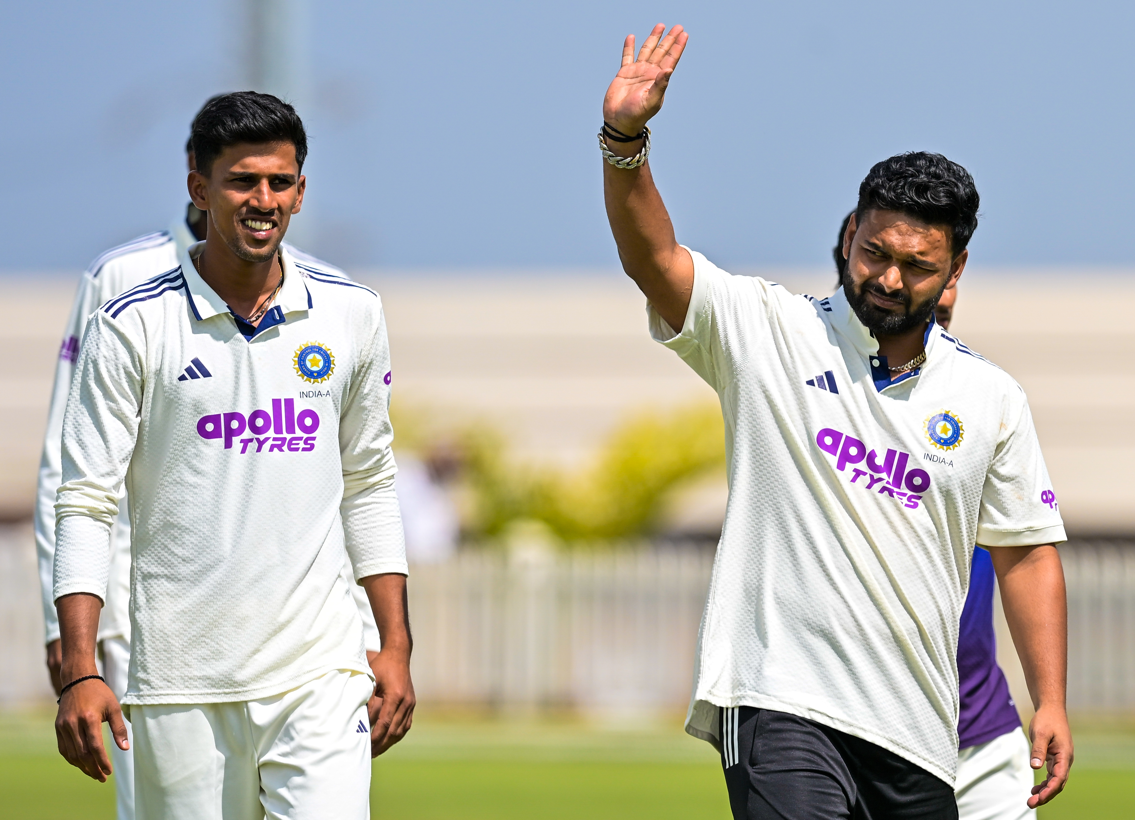 ಬೆಂಗಳೂರಿನ ಹೊರವಲಯದಲ್ಲಿರುವ ಬಿಸಿಸಿಐ–ಸಿಒಇ ಕ್ರೀಡಾಂಗಣದಲ್ಲಿ ಭಾನುವಾರ ಮುಕ್ತಾಯಗೊಂಡ ಆಫ್ರಿಕಾ ಎ ವಿರುದ್ಧದ ಟೆಸ್ಟ್ ಪಂದ್ಯದಲ್ಲಿ ಭಾರತ ಎ ತಂಡದ ಗೆಲುವಿನ ನಂತರ ಅಭಿಮಾನಿಗಳತ್ತ ಕೈ ಬೀಸಿದ ನಾಯಕ ರಿಷಭ್ ಪಂತ್. ತನುಷ್‌ ಕೋಟಿಯಾನ್‌ ಇದ್ದಾರೆ. ಈ ಕ್ರೀಡಾಂಗಣಕ್ಕೆ ಪ್ರೇಕ್ಷಕರ ಪ್ರವೇಶಕ್ಕೆ ಅವಕಾಶವಿಲ್ಲ. ಆದರೂ ಕ್ರೀಡಾಂಗಣದ ತಡೆಗೋಡೆಯ ಆಚೆ ನಿಂತಿದ್ದ ಕೆಲವು ಅಭಿಮಾನಿಗಳು ಆಟಗಾರರನ್ನು ಹುರಿದುಂಬಿಸಿದರು 
ಪ್ರಜಾವಾಣಿ ಚಿತ್ರ/ ಕೃಷ್ಣ ಕುಮಾರ್ ಪಿ.ಎಸ್ -Photo By/ KRISHNAKUMAR P S