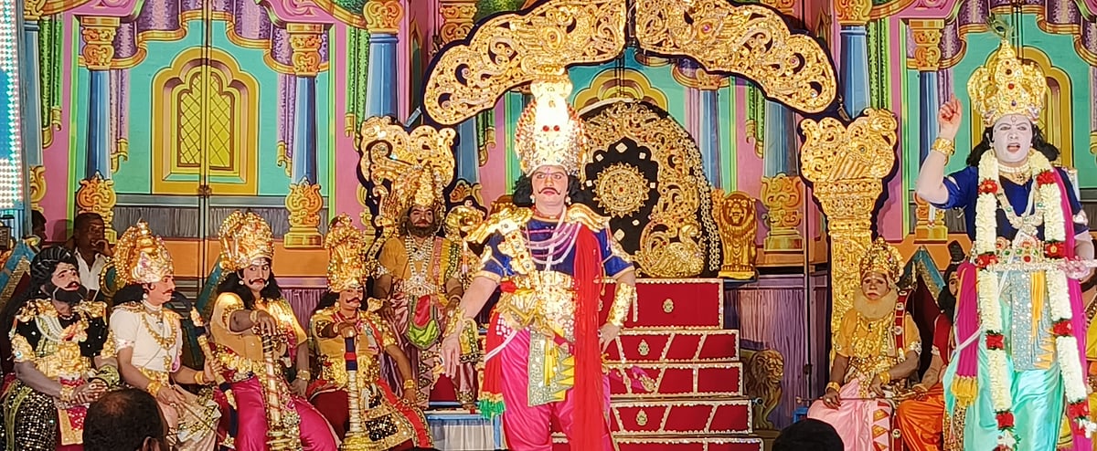 ಚನ್ನರಾಯಪಟ್ಟಣ: ಮಹಿಳೆಯರಿಂದ ಕುರುಕ್ಷೇತ್ರ ನಾಟಕ ಪ್ರದರ್ಶನ