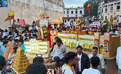 ಬೆಳಗಾವಿಯಲ್ಲಿ ಶನಿವಾರ ನಡೆದ ರಾಜ್ಯೋತ್ಸವ ಮೆರವಣಿಗೆಯ‌ಲ್ಲಿ ಮೈಸೂರು ಅರಮನೆಯ ರೂಪಕ ಅಂದವಾಗಿ ಮೂಡಿಬಂತು
