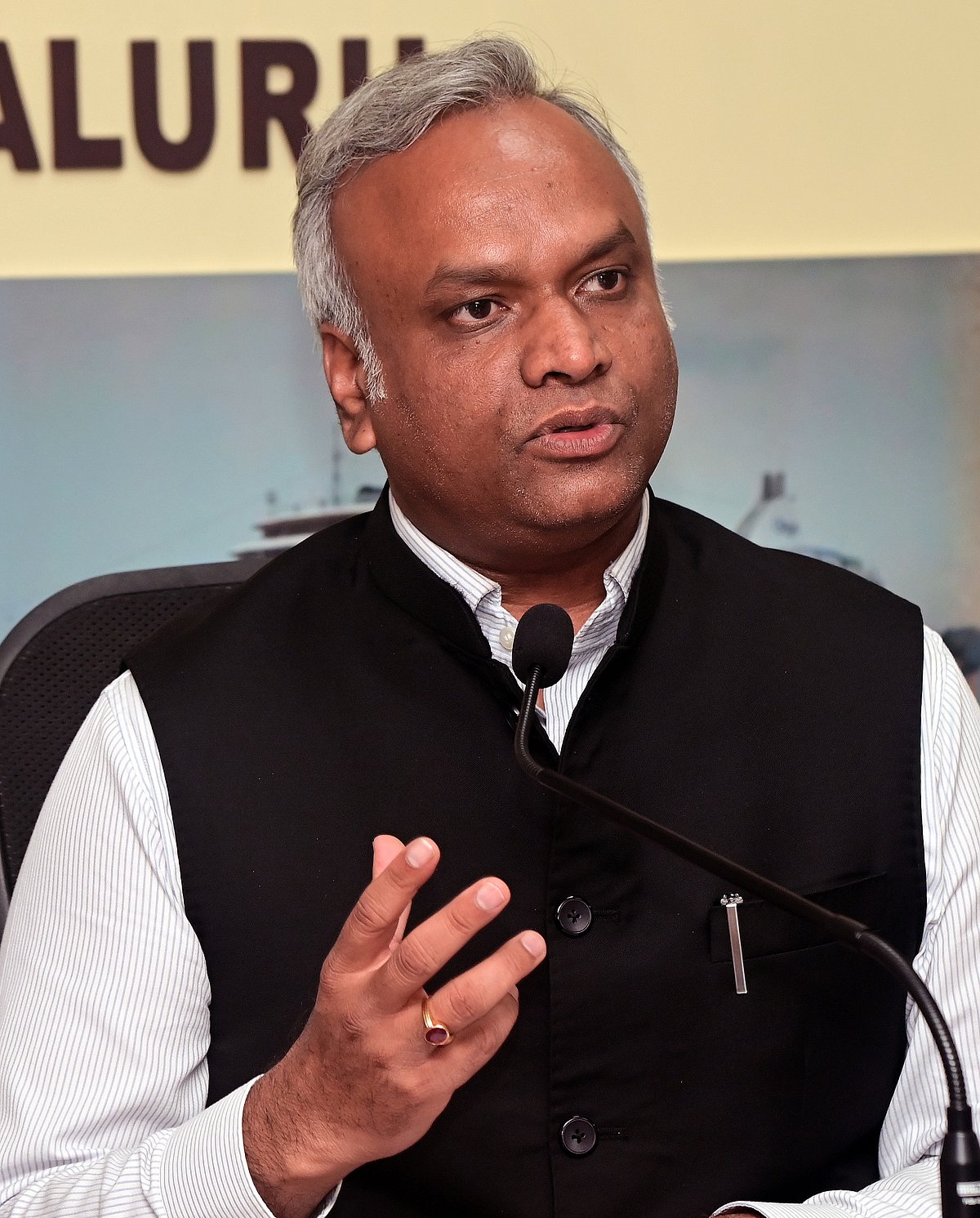 'ಅಸಮರ್ಥ' ಅಮಿತ್‌ ಶಾರನ್ನು ಜಗದೇಕ ವೀರ ಎನ್ನಬೇಕೆ?:  ಪ್ರಿಯಾಂಕ್‌ ಖರ್ಗೆ