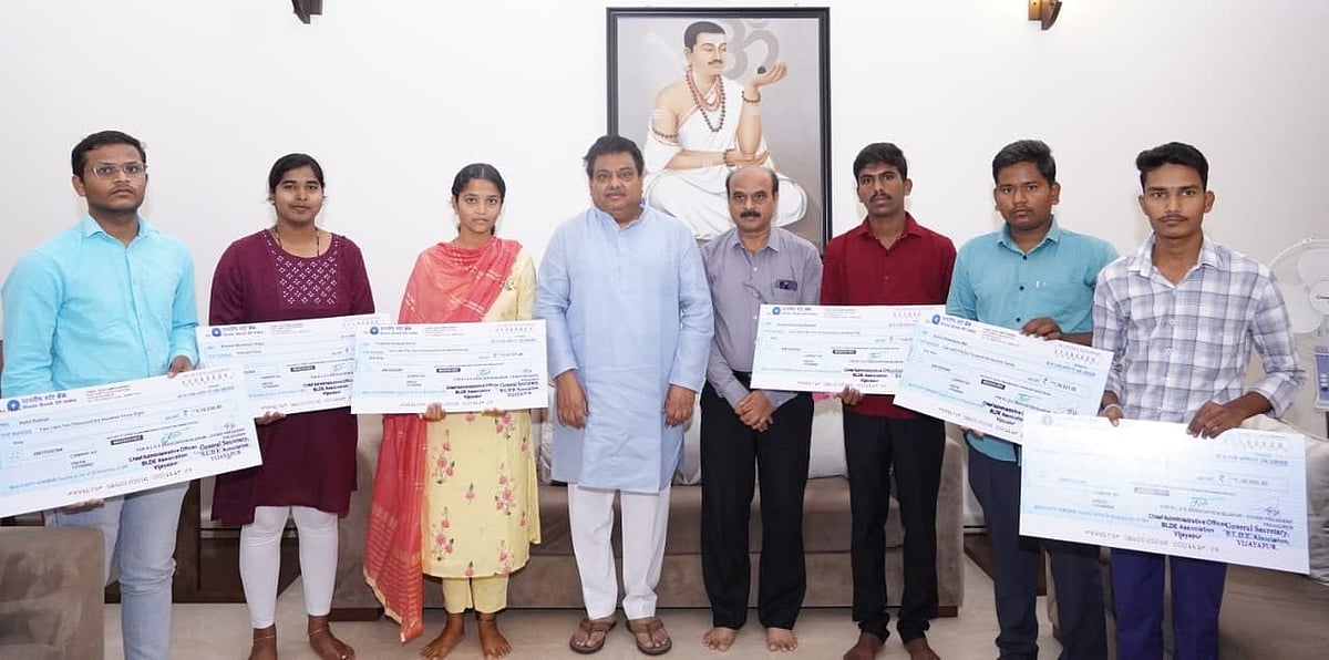 ವಿಜಯಪುರ | ಎಂಬಿಬಿಎಸ್ ವಿದ್ಯಾರ್ಥಿಗಳಿಗೆ ಆರ್ಥಿಕ ನೆರವು