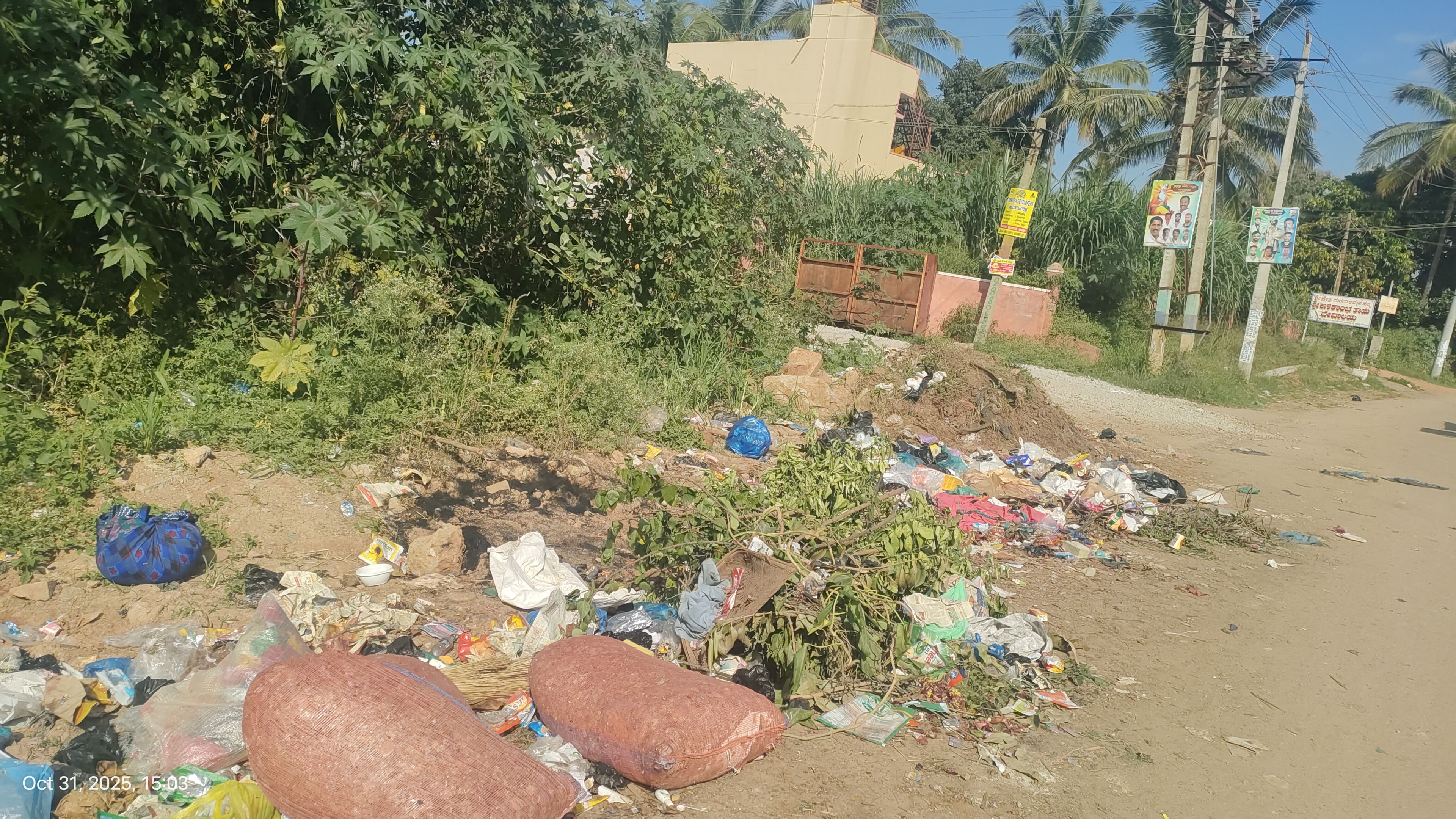 ದೇವನಹಳ್ಳಿ ಗೋಕರೆ ಗ್ರಾಮಕ್ಕೆ ಸಂಪರ್ಕ ಕಲ್ಪಿಸುವ ಮುಖ್ಯ ರಸ್ತೆಯ ಬದಿಯಲ್ಲಿ ಕಸ