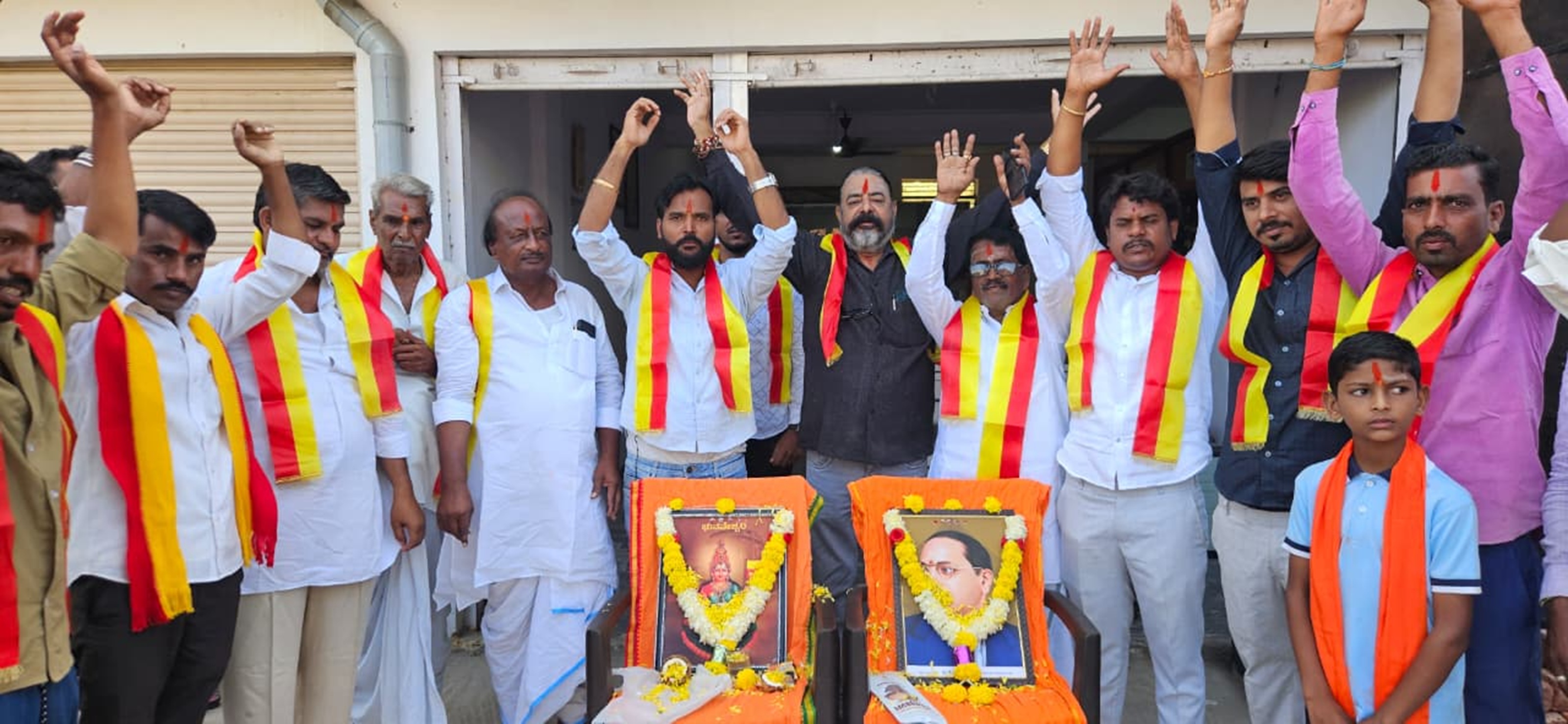 ಯಾದಗಿರಿ ನಗರದ ಶಿವಸೇನೆ ಕರ್ನಾಟಕ (ಏಕನಾಥ ಶಿಂಧೆ ಬಣ) ಕಚೇರಿ ಮುಂಭಾಗದಲ್ಲಿ ತಾಯಿ ಭುವನೇಶ್ವರಿ ಡಾ.ಬಿ.ಆರ್. ಅಂಬೇಡ್ಕರ್ ಅವರ ಭಾವಚಿತ್ರಗಳಿಗೆ ಪೂಜೆ ಸಲ್ಲಿಸಲಾಯಿತು