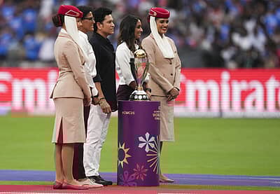 ಟ್ರೋಫಿ ಜೊತೆ ಭಾರತೀಯ ಕ್ರಿಕೆಟ್‌ನ ಆರಾಧ್ಯ ದೈವ ಸಚಿನ್ ತೆಂಡೂಲ್ಕರ್.