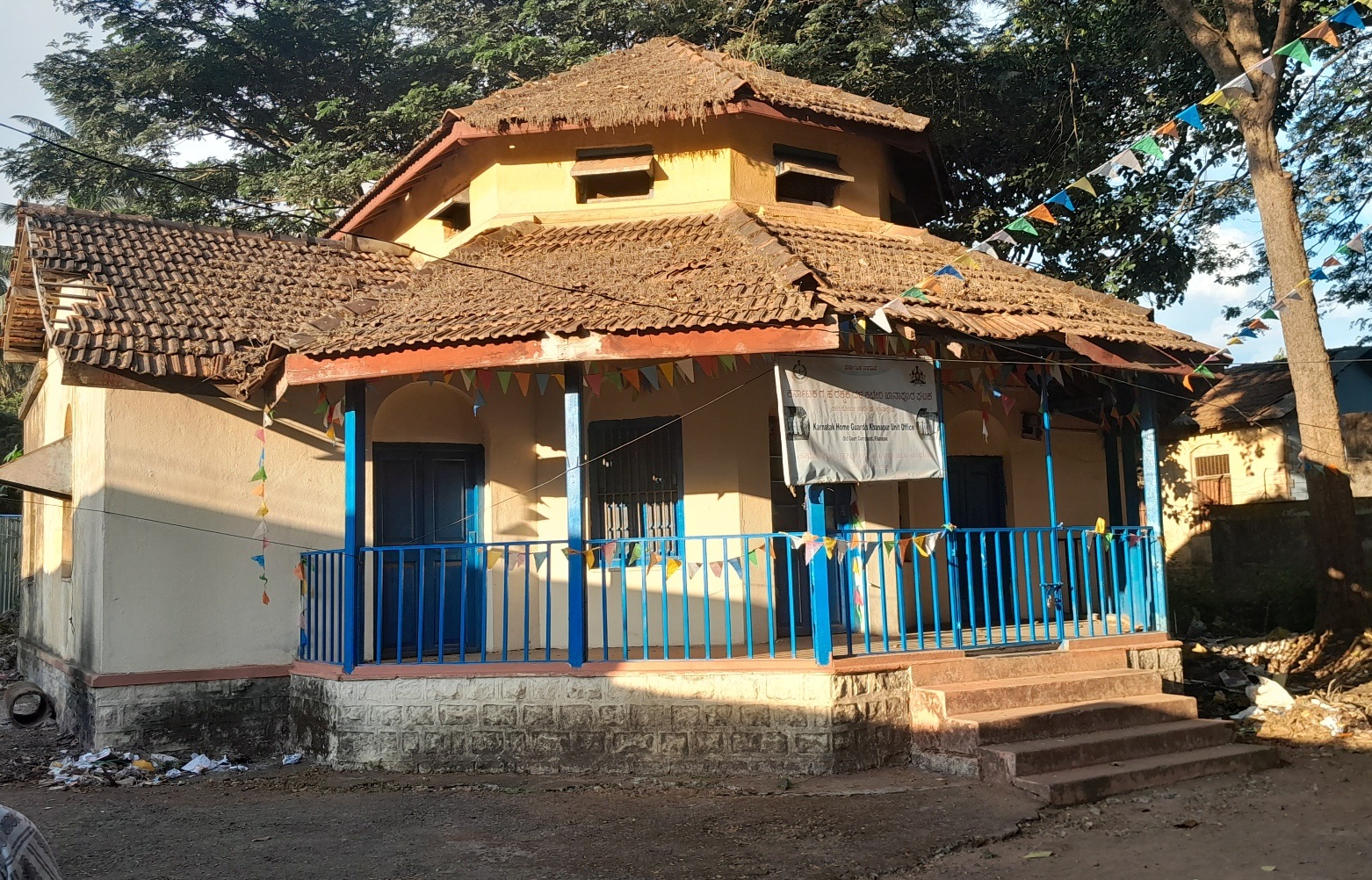 ಖಾನಾಪುರ ಪಟ್ಟಣದ ಹಳೆಯ ನ್ಯಾಯಾಲಯ ಕಟ್ಟಡದ ಹೊರನೋಟ