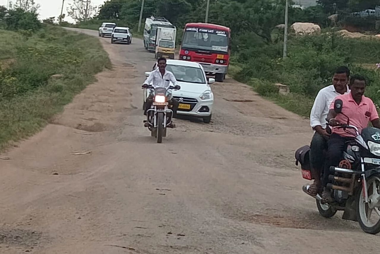 ಗಜೇಂದ್ರಗಡದಿಂದ ಇಳಕಲ್ಲ ಸಂಪರ್ಕಿಸುವ ರಸ್ತೆ ಮ್ಯಾಕಲಝರಿ ಗ್ರಾಮದ ಬಳಿ ಸಂಪೂರ್ಣ ಹಾಳಾಗಿರುವ ರಸ್ತೆ