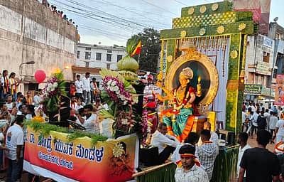 ಬೆಳಗಾವಿಯಲ್ಲಿ ಶನಿವಾರ ನಡೆದ ರಾಜ್ಯೋತ್ಸವ ಮೆರವಣಿಗೆಯಲ್ಲಿ ಗಮನ ಸೆಳೆದ ಭುವನೇಶ್ವರಿ ರೂಪಕ