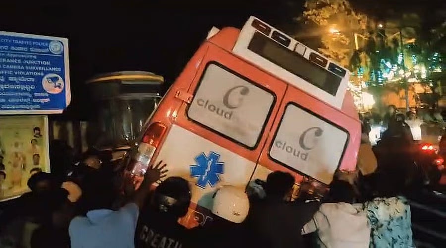 ಬೆಂಗಳೂರು: ವೇಗವಾಗಿ ಚಲಿಸುತ್ತಿದ್ದ ಆ್ಯಂಬುಲೆನ್ಸ್; ಬೈಕ್‌ಗೆ ಡಿಕ್ಕಿ,ದಂಪತಿ ಸಾವು