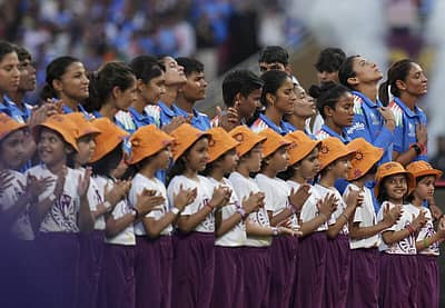 ರಾಷ್ಟ್ರಗೀತೆ ವೇಳೆ ಭಾರತೀಯ ತಂಡದ ಆಟಗಾರ್ತಿಯರು