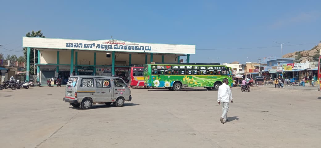 ಮೊಳಕಾಲ್ಮುರು ಖಾಸಗಿ ಬಸ್‌ ನಿಲ್ದಾಣದಲ್ಲಿ ಕಾರು ಬೈಕ್‌ಗಳ ಹಾವಳಿ