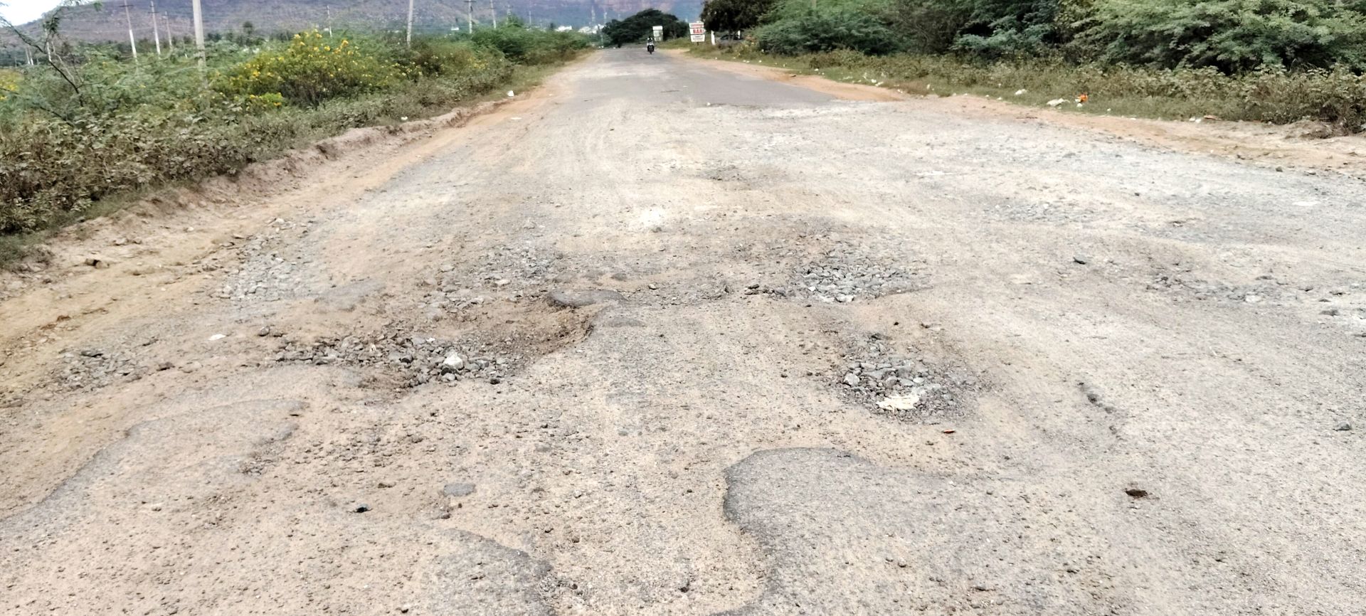 ಗಜೇಂದ್ರಗಡದಿಂದ ಗದಗ ನಗರಕ್ಕೆ ಸಂಪರ್ಕಿಸುವ ರಸ್ತೆ ಹಾಳಾಗಿರುವುದು