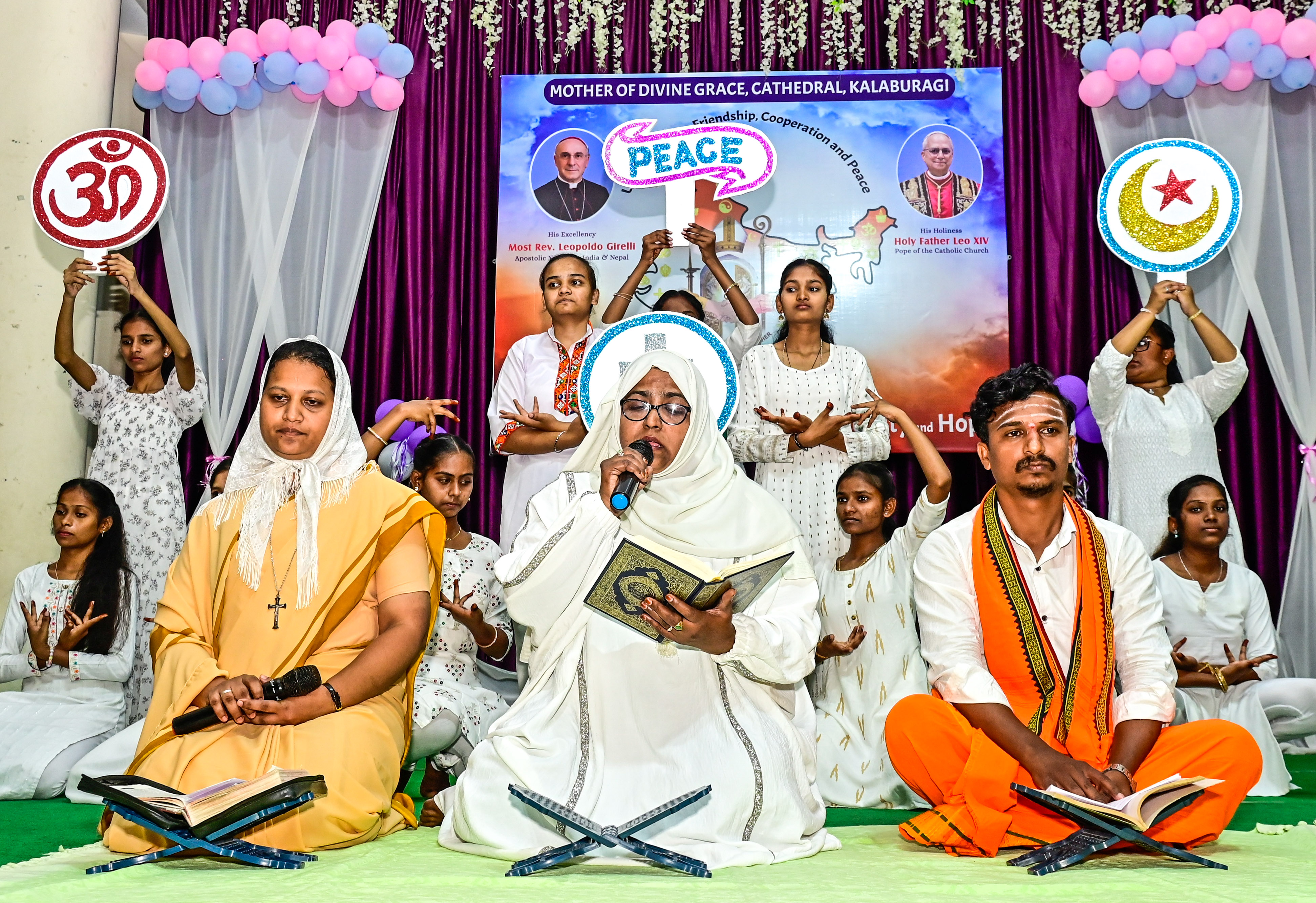 ಕಲಬುರಗಿಯ ದೈವಾನುಗ್ರಹ ಮಾತೆ ಪ್ರಧಾನಾಲಯ ಸಭಾಂಗಣದಲ್ಲಿ ಭಾನುವಾರ ಹಮ್ಮಿಕೊಂಡಿದ್ದ ಸರ್ವಧರ್ಮ ಸಭೆಯಲ್ಲಿ ಬೈಬಲ್‌ ಕುರ್‌–ಆನ್‌ ವಚನಗಳ ಸಂದೇಶ ಸಾರಲಾಯಿತು