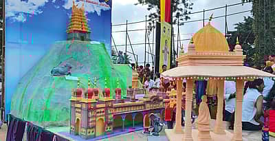 ಬೆಳಗಾವಿಯಲ್ಲಿ ಶನಿವಾರ ನಡೆದ ರಾಜ್ಯೋತ್ಸವ ಮೆರವಣಿಗೆಯ‌ಲ್ಲಿ ನಾಡಿನ ಪುಣ್ಯಕ್ಷೇತ್ರಗಳ ರೂಪಕ ಗಮನ ಸೆಳೆದವು