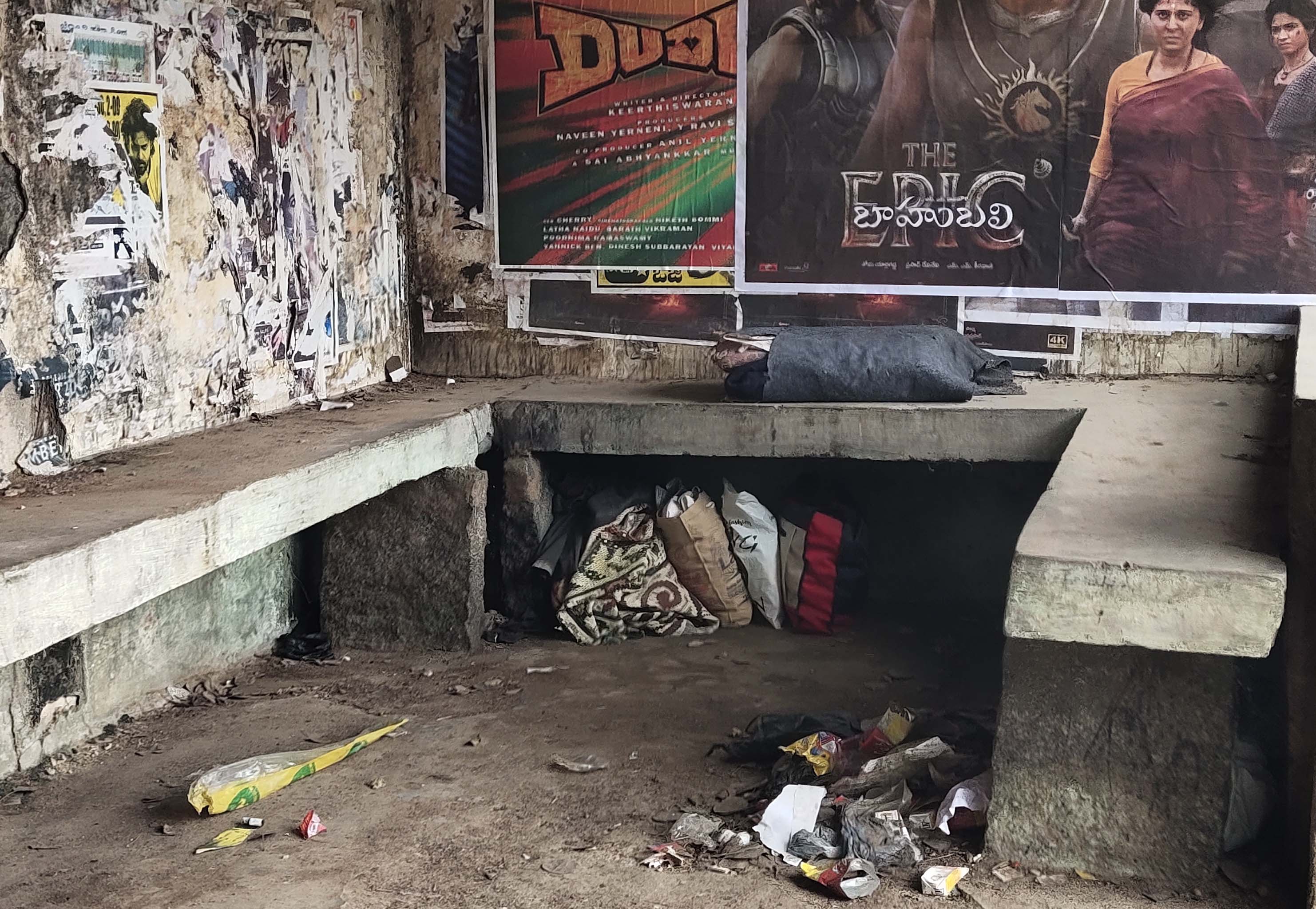 ಗಡಿದಂನ ಕ್ರಾಸ್‍ನಲ್ಲಿನ ಪ್ರಯಾಣಿಕರ ತಂಗುದಾಣದಲ್ಲಿ ಕಸ ಕಡ್ಡಿ