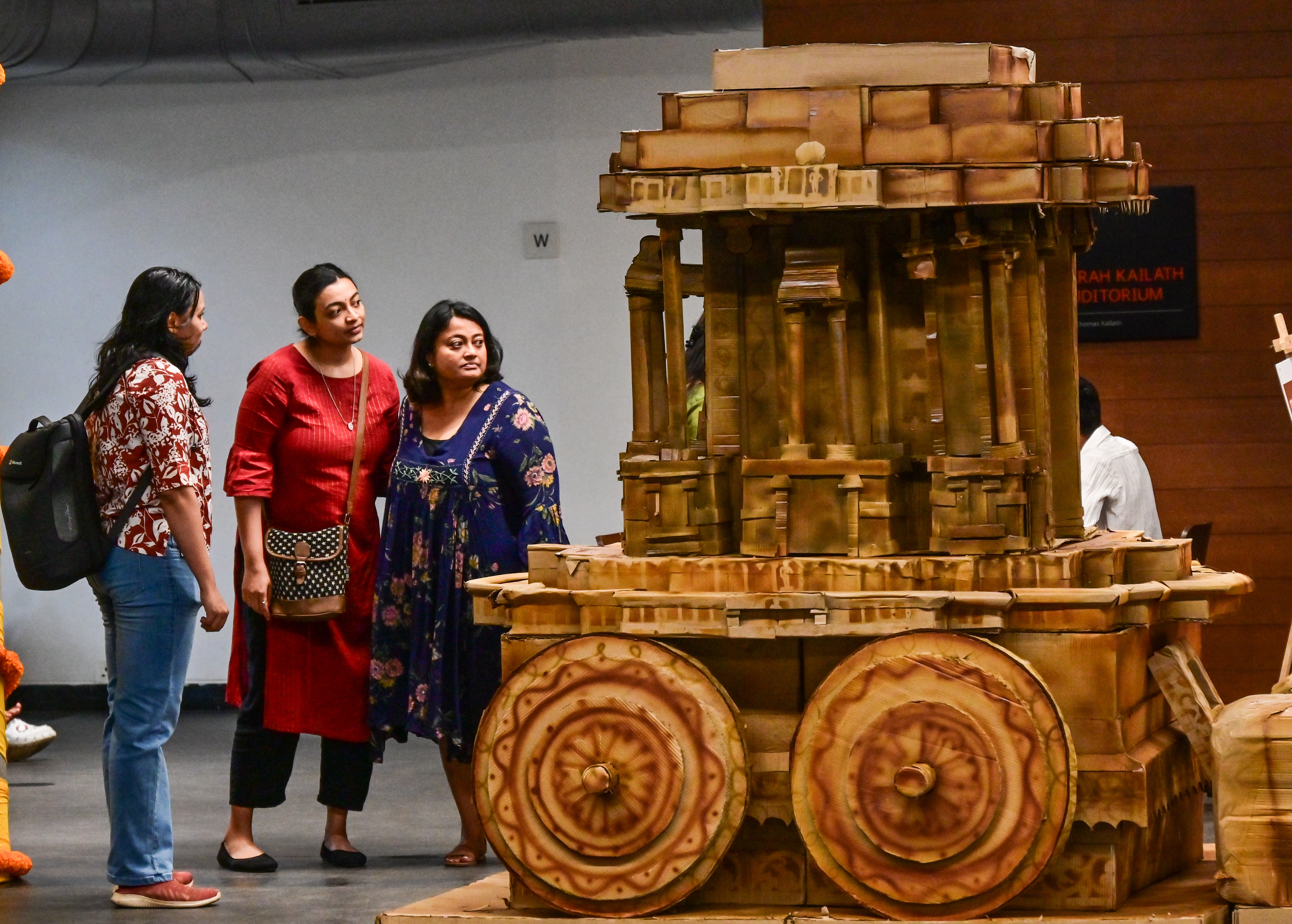 ಮೇಳದಲ್ಲಿ ಇರಿಸಲಾಗಿದ್ದ ಹಂಪಿಯ ಕಲ್ಲಿನ ರಥದ ಕಾರ್ಡ್‌ಬೋರ್ಡ್‌ ಪ್ರತಿಕೃತಿಯ ಅಂದವನ್ನು ಕಣ್ತುಂಬಿಕೊಳ್ಳುವಾಗ ಕ್ಯಾಮೆರಾದಲ್ಲಿ ಸೆರೆಯಾದವರು –ಪ್ರಜಾವಾಣಿ ಚಿತ್ರ