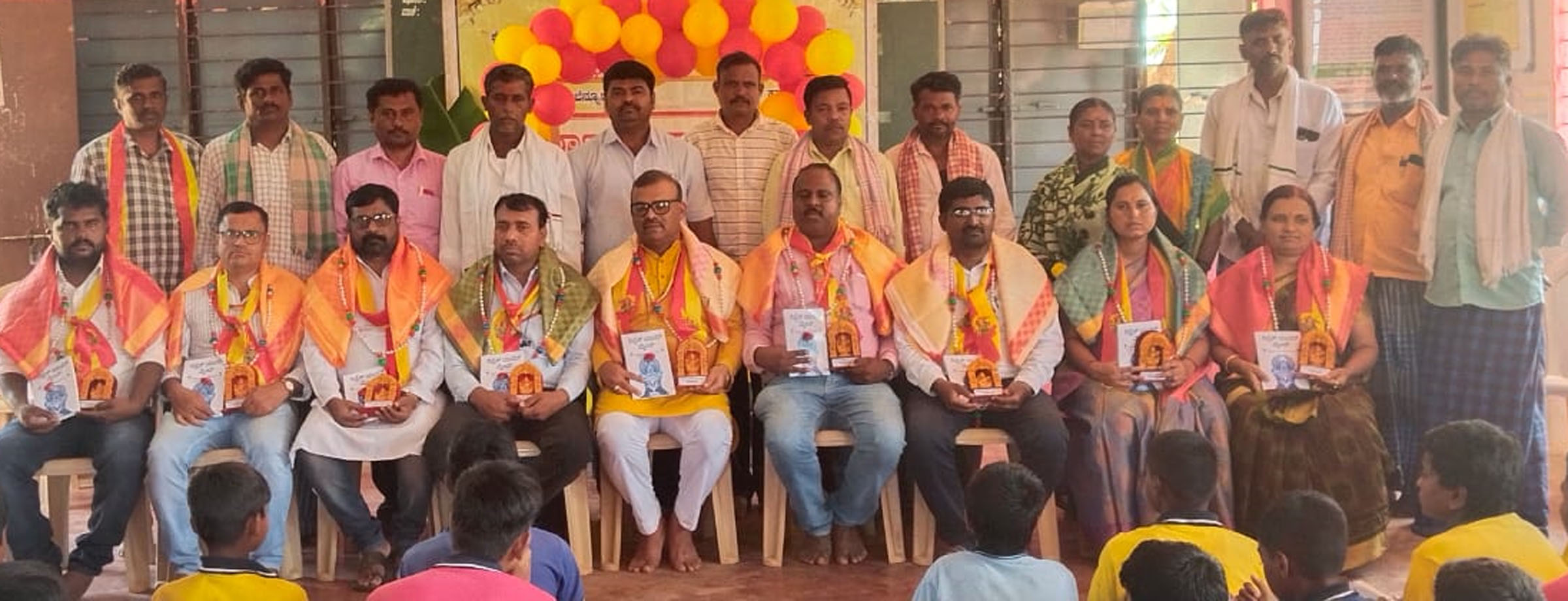 ರಾಣೆಬೆನ್ನೂರು ತಾಲ್ಲೂಕಿನ ಹನುಮಾಪುರ ಸರ್ಕಾರಿ ಪ್ರೌಢ ಶಾಲೆಯಲ್ಲಿ ಶನಿವಾರ  70ನೇ ಕನ್ನಡ ರಾಜ್ಯೋತ್ಸವದ ಕಾರ್ಯಕ್ರಮದಲ್ಲಿ  ಎಸ್‌ಡಿಎಂಸಿ ಸದಸ್ಯರು ಹಾಗೂ ಗ್ರಾಮ ಪಂಚಾಯಿತಿ ಸದಸ್ಯರು ಕನ್ನಡ ಮಾಧ್ಯಮದಲ್ಲಿ ಬೋಧಿಸುತ್ತಿರುವ ಪ್ರೌಢಶಾಲೆ ಶಿಕ್ಷಕರು ಹಾಗೂ ಅಕ್ಷರ ದಾಸೋಹ ಯೋಜನೆಯ ಅಡುಗೆ ಸಿಬ್ಬಂದಿಯವರನ್ನು ಸನ್ಮಾನಿಸಿದರು.