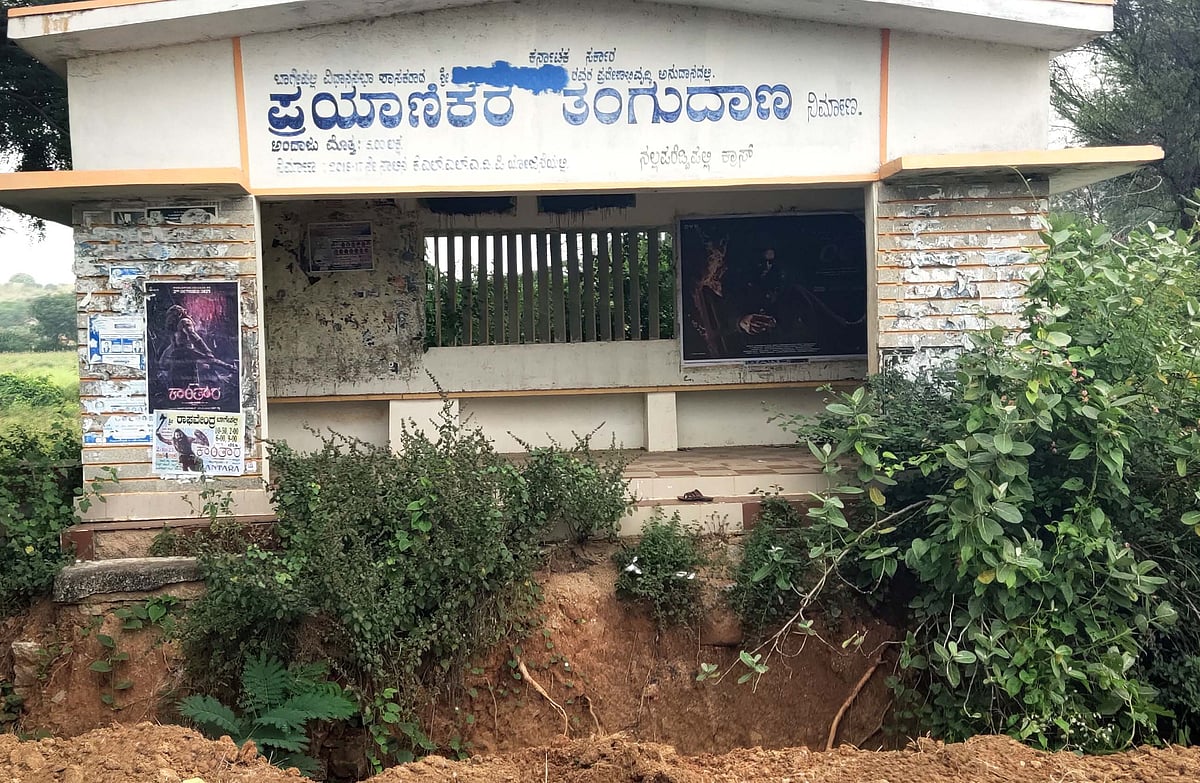 ಬಾಗೇಪಲ್ಲಿ: ನಿರ್ವಹಣೆ ಇಲ್ಲದ ಪ್ರಯಾಣಿಕರ ತಂಗುದಾಣಗಳು: ಅಧಿಕಾರಿಗಳ ನಿರ್ಲಕ್ಷ್ಯ 