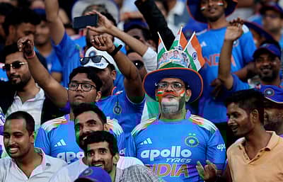 ಕಿಕ್ಕಿರಿದು ತುಂಬಿದ ಅಭಿಮಾನಿಗಳು