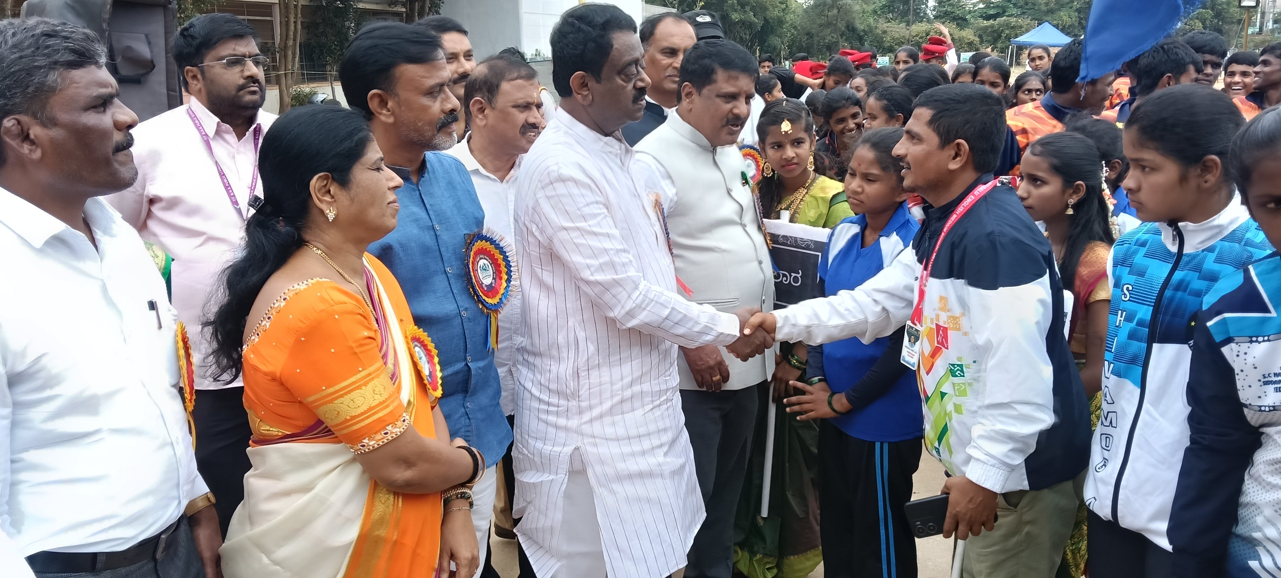 ಕಬಡ್ಡಿ ಕ್ರೀಡಾಪಟುಗಳಿಗೆ ಶಾಸಕ ಎಸ್. ಮುನಿರಾಜು ಅವರು ಶುಭ ಹಾರೈಸಿದರು.