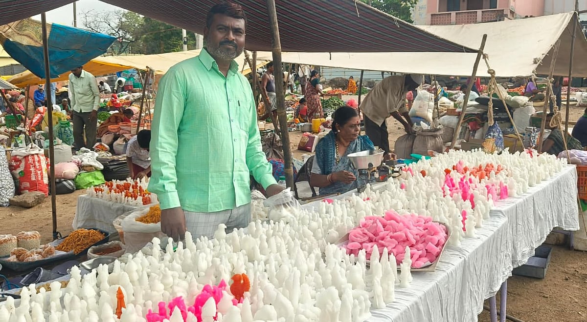 ಗೌರಿ ಹುಣ್ಣಿಮೆ | ಹಟ್ಟಿ ಚಿನ್ನದ ಗಣಿ: ಮಾರುಕಟ್ಟೆಗೆ ಬಂದ ಸಕ್ಕರೆ ಗೊಂಬೆ