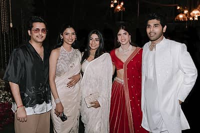 ನಟ ಅಲ್ಲು ಸಿರೀಶ್‌ ಅವರ ನಿಶ್ಚಿತಾರ್ಥದಲ್ಲಿ  ಅಲ್ಲು ಮತ್ತು ಕೊನಿಡೆಲಾ ಕುಟುಂಬಸ್ಥರು, ಟಾಲಿವುಡ್‌ ತಾರೆಯರು ಹಾಗೂ ಆಪ್ತರು ಭಾಗಿಯಾಗಿದ್ದರು.  