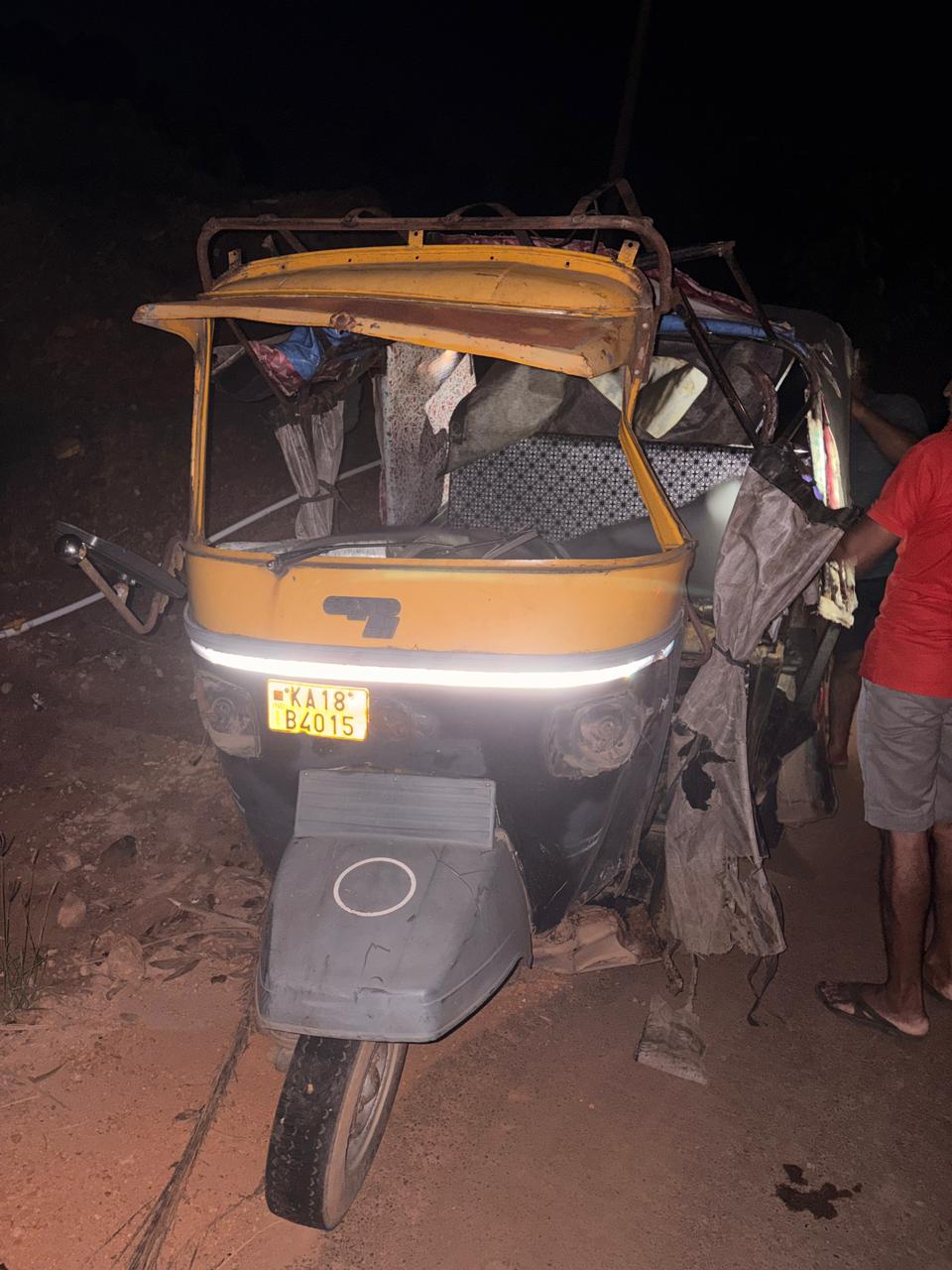 ಸಾಣೂರು ರಾಷ್ಟ್ರೀಯ ಹೆದ್ದಾರಿಯ ಮುರತಂಗಡಿಯಲ್ಲಿ ರಸ್ತೆ ವಿಭಜಕದ ಕಬ್ಬಿಣದ ಗ್ರಿಲ್‌ಗೆ ಡಿಕ್ಕಿ ಹೊಡೆದ ರಿಕ್ಷಾ ನುಜ್ಜುಗುಜ್ಜಾಗಿತ್ತು