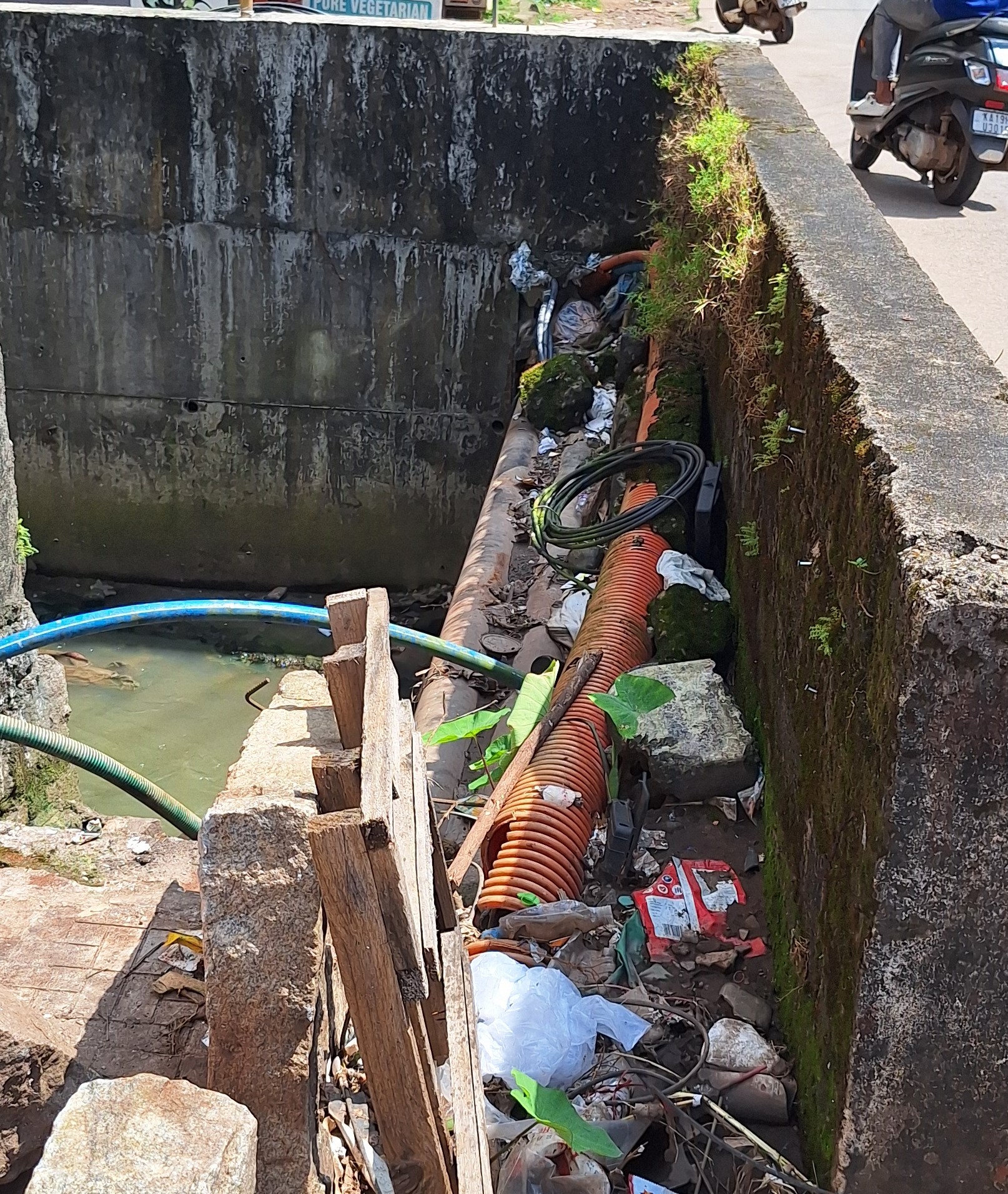 ಚರಂಡಿ ಮೂಲಕ ಹಾದುಹೋಗಿರುವ ಪೈಪ್‌ಗಳು