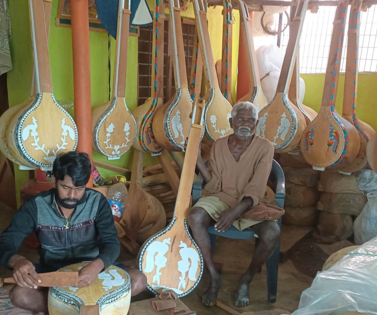ಸಿಂಪಾಡಿಪುರದಲ್ಲಿ ವೀಣೆ ತಯಾರಿಕೆ ಹೆಳಿ ಕೊಡುತ್ತಿರುವ ಪೆನ್ನ ಓಬಳಯ್ಯ (ಸಂಗ್ರಹ ಚಿತ್ರ)