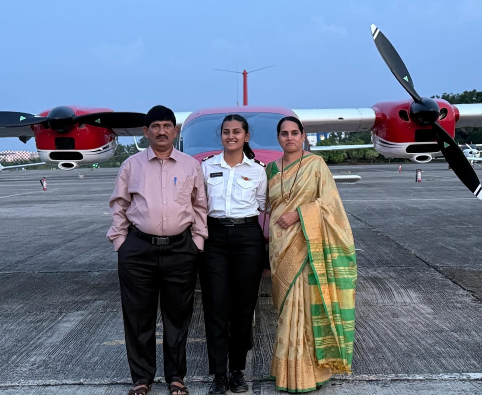 ಕಮರ್ಷೀಯಲ್ ಪೈಲಟ್ ಆದ ಗೋಕರ್ಣ ಮೂಲದ ಕಾವ್ಯಶ್ರೀ ಕೂರ್ಸೆ. ತಂದೆ ತಾಯಿಯೊಂದಿಗೆ.  