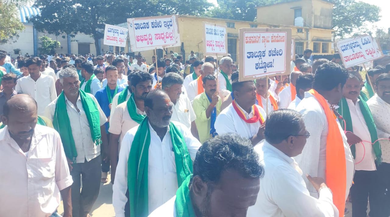 ಕುಕನೂರಿನ ವೀರಭದ್ರಪ್ಪ ವೃತ್ತದಲ್ಲಿ ಪ್ರತಿಭಟನೆ ಮಾಡಿದ ವಿವಿಧ ಸಂಘಟನೆಗಳು