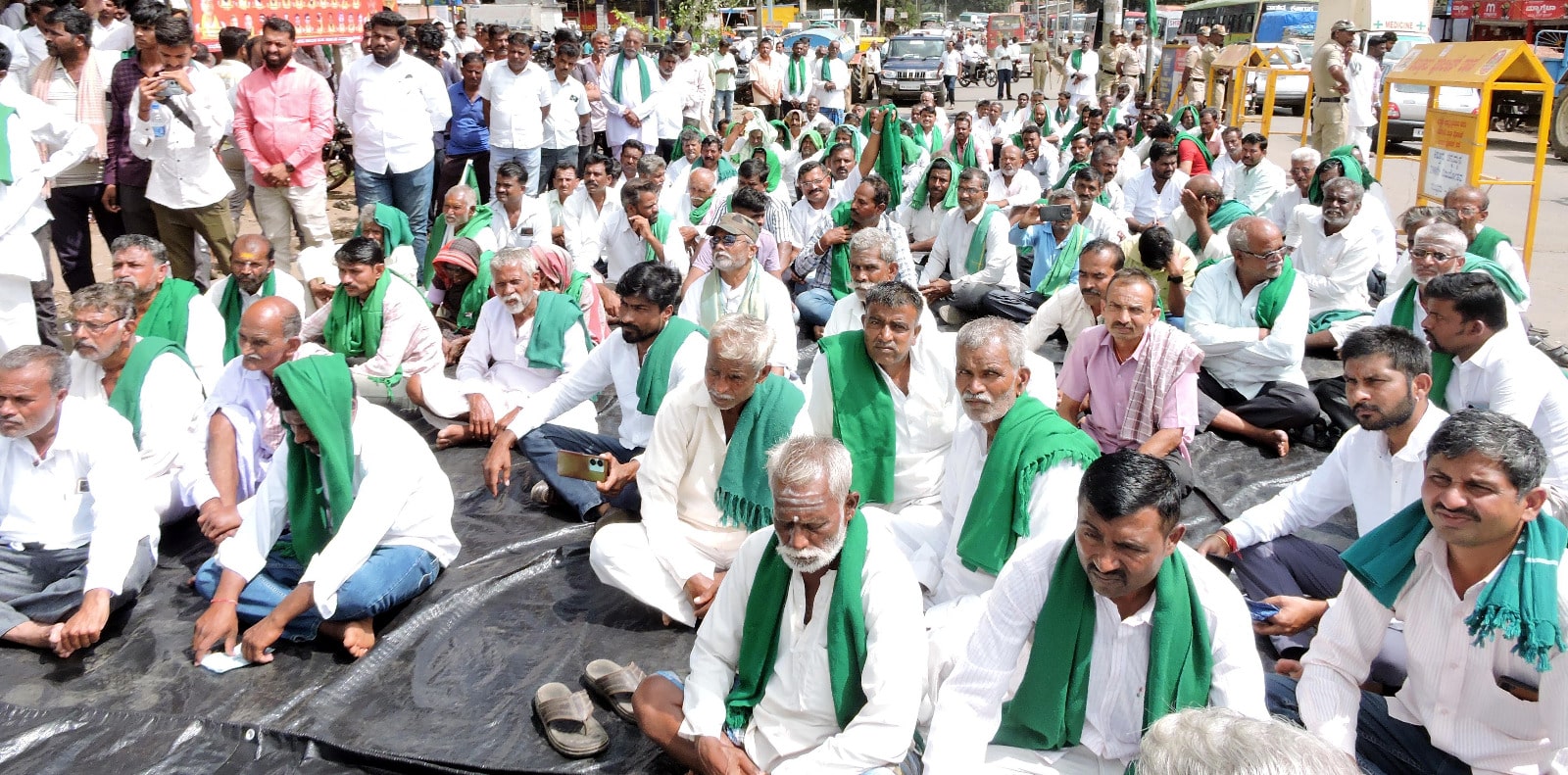 ಬೈಲಹೊಂಗಲದಲ್ಲಿ ಸೋಮವಾರ ವಿವಿಧ ರೈತ ಸಂಘಟನೆಗಳ ಮುಖಂಡರು ರೈತರು ರಸ್ತೆತಡೆ ಮಾಡಿ ಧರಣಿ ಸತ್ಯಾಗ್ರಹ ನಡೆಸಿದರು