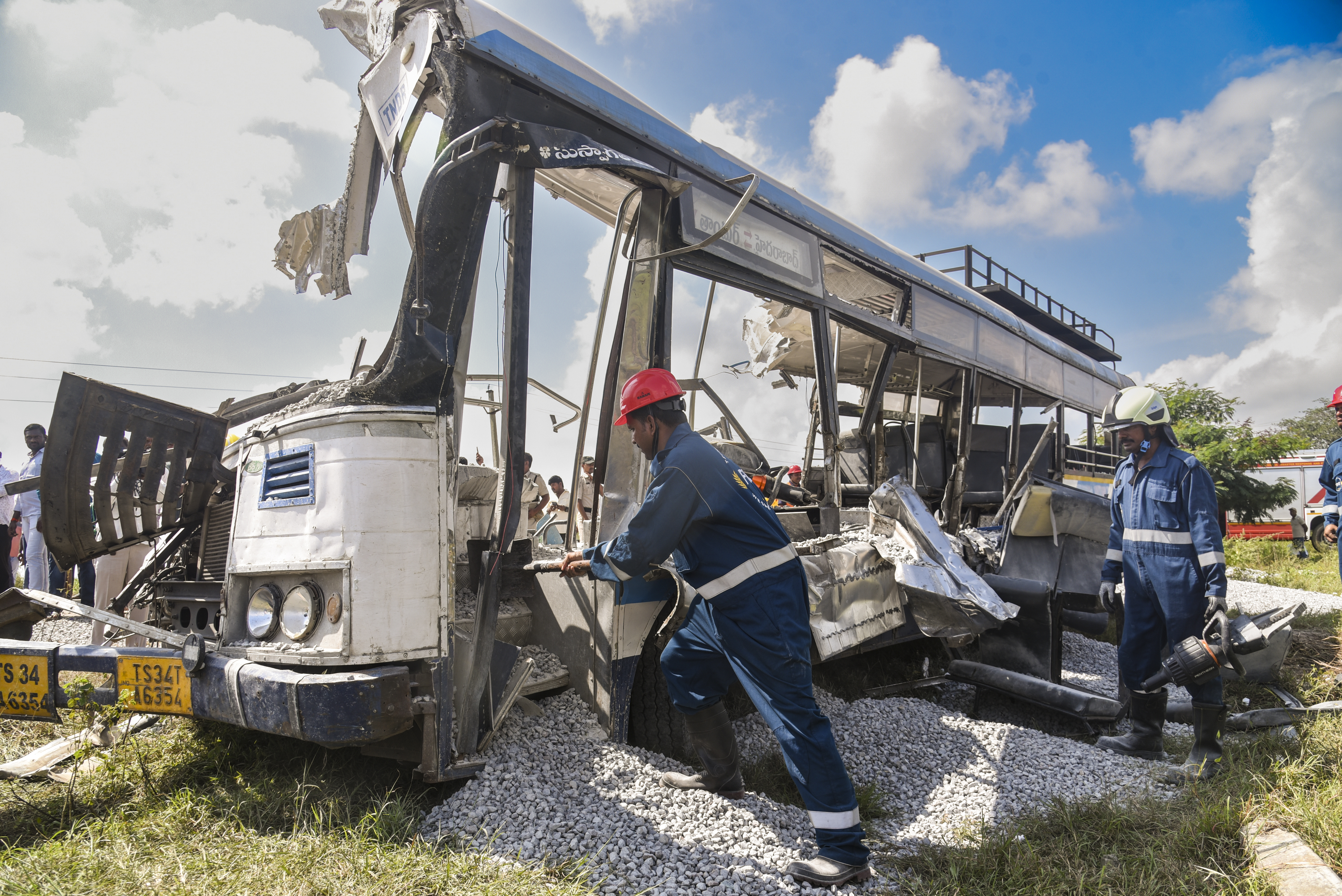 ಬಸ್‌ನೊಳಗಿದ್ದ ಜಲ್ಲಿಕಲ್ಲುಗಳನ್ನು ಹೊರತೆಗೆದ ಆಗ್ನಿಶಾಮಕ ಸಿಬ್ಬಂದಿ