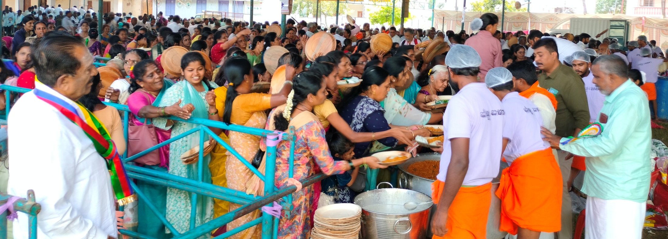 ಬೀರೂರು ಪಟ್ಟಣದಲ್ಲಿ ಸೋಮವಾರ ನಡೆದ ಪಂಚ ಪೀಠಾಧೀಶರ ಅಡ್ಡಪಲ್ಲಕ್ಕಿ ಮಹೋತ್ಸವದಲ್ಲಿ ಸಾವಿರಾರು ಭಕ್ತರು ಪಿಎಂಶ್ರೀ ಶಾಲೆಯ ಆವರಣದಲ್ಲಿ ಭೋಜನ ಸವಿದರು