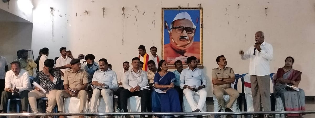 ಉದ್ಯೋಗಕ್ಕೆ ಬಂದವರಿಗೆ ಕಿರುಕುಳ ನೀಡಬೇಡಿ: ನೇಕಾರ ಕಾರ್ಮಿಕರ ಹೋರಾಟ ಸಮಿತಿ ಸಭೆ