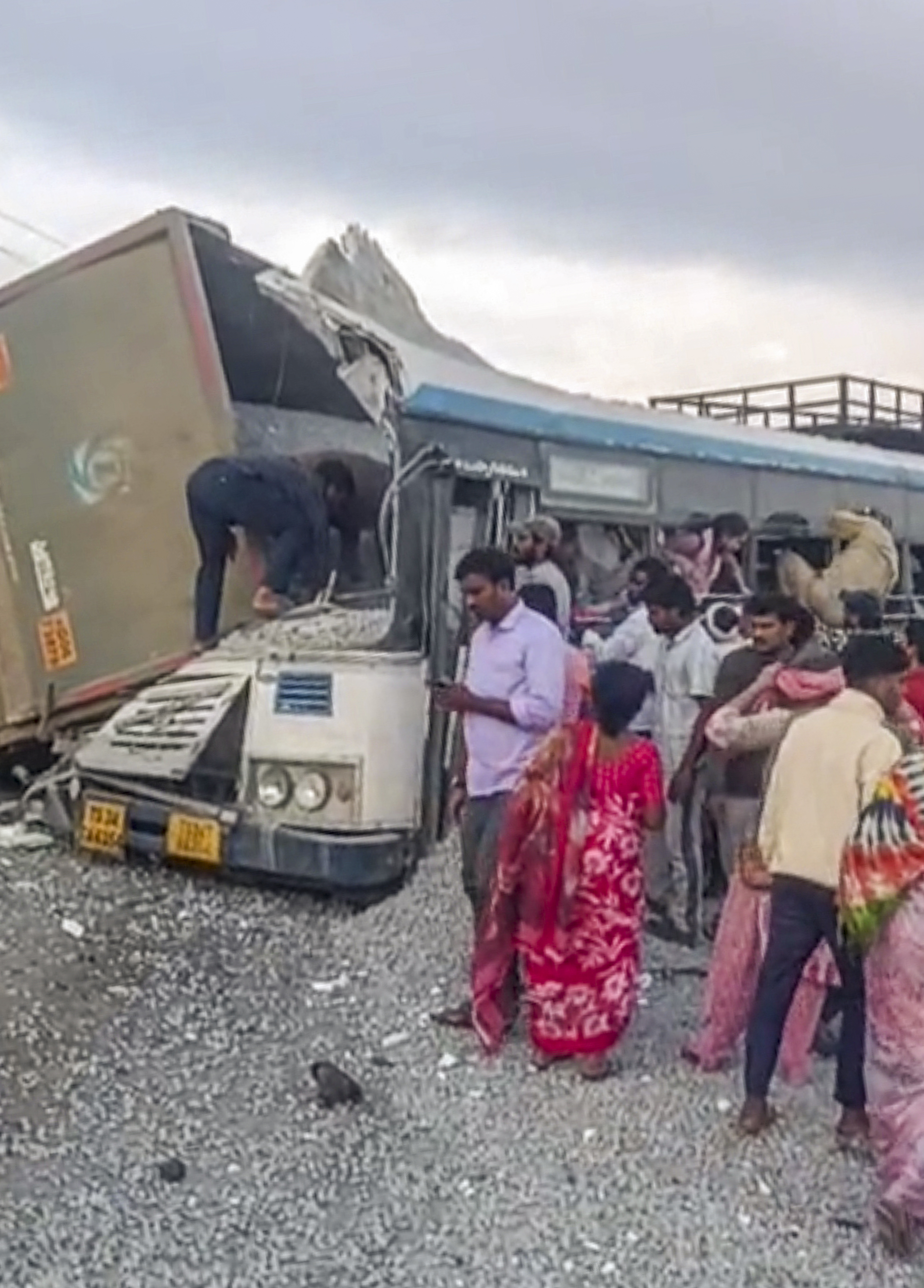 ತೆಲಂಗಾಣದ ರಂಗಾರೆಡ್ಡಿ ಜಿಲ್ಲೆಯ ಚೆವೆಲ್ಲಾದಲ್ಲಿ ಸೋಮವಾರ ಸಾರಿಗೆ ಸಂಸ್ಥೆಗೆ ಸೇರಿದ ಬಸ್‌ಗೆ ಜಲ್ಲಿಕಲ್ಲು ತುಂಬಿದ ಲಾರಿ ಡಿಕ್ಕಿ ಮಗುಚಿಬಿದ್ದಿರುವುದು
