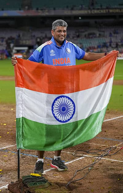 ತ್ರಿವರ್ಣ ಧ್ವಜದೊಂದಿಗೆ ಭಾರತ ತಂಢದ ಕೋಚ್ ಅಮೋಲ್ ಮುಜುಂದಾರ್ 