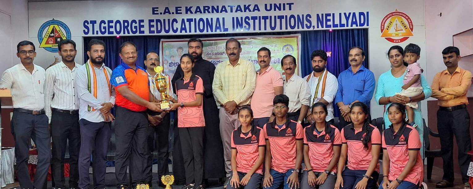 03ಯುಪಿಡಿ-3: ಉಪ್ಪಿನಂಗಡಿ ಸಮೀಪ ನೆಲ್ಯಾಡಿಯಲ್ಲಿ ನಡೆದ ಗುಡ್ಡಗಾಡು ಓಟದಲ್ಲಿ ಆಳ್ವಾಸ್ ವಿದ್ಯಾ ಸಂಸ್ಥೆಯ ಬಾಲಕಿಯರ ತಂಡ ಸಮಗ್ರ ಪ್ರಶಸ್ತಿ ಪಡೆದುಕೊಂಡಿತು.