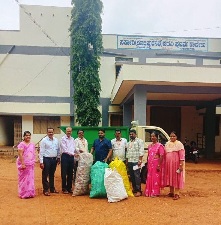 ದಾವಣಗೆರೆಯ ಕೆ.ಆರ್‌.ಮಾರ್ಕೆಟ್‌ನ ಸರ್ಕಾರಿ (ಮಾಜಿ ಪುರಸಭೆ) ಪದವಿ ಪೂರ್ವ ಕಾಲೇಜಿನಲ್ಲಿ ಪ್ರೌಢಶಾಲೆ ವಿದ್ಯಾರ್ಥಿಗಳು ಸಂಗ್ರಹಿಸಿದ ಪ್ಲಾಸ್ಟಿಕ್‌ ಅನ್ನು ಮಹಾನಗರ ಪಾಲಿಕೆಯ ವಾಹನಕ್ಕೆ ನೀಡಲಾಯಿತು