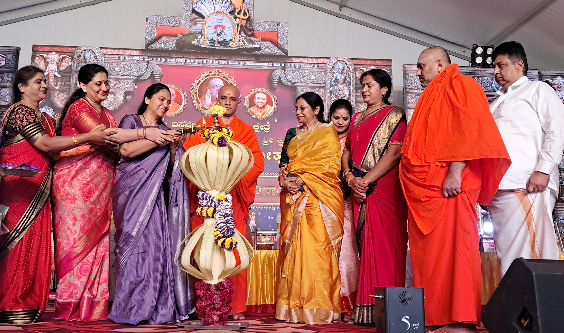 ಹಿರೀಸಾವೆ ಹೋಬಳಿಯ ಕಬ್ಬಳಿ ಬಸವೇಶ್ವರ ಸ್ವಾಮಿ ಜಾತ್ರೆಯಲ್ಲಿ ಸೋಮವಾರ ನಡೆದ ಸಾಮೂಹಿಕ ವಿವಾಹ ಕಾರ್ಯಕ್ರಮವನ್ನು ರಾಜ್ಯ ಮಹಿಳಾ ಆಯೋಗದ ಅಧ್ಯಕ್ಷೆ ನಾಗಲಕ್ಷ್ಮಿ ಚೌಧರಿ ಉದ್ಘಾಟಿಸಿದರು. ನಿರ್ಮಲಾನಂದನಾಥ ಸ್ವಾಮೀಜಿ ಶಂಭುನಾಥ ಸ್ವಾಮೀಜಿ ಸಾಮೂಹಿಕ ವಿವಾಹದ ನೇತೃತ್ವ ವಹಿಸಿದ್ದ ಪ್ರದೀಪಾ ವೆಂಕಟೇಶ್ ಪ್ರಸಾದ್ ಮತ್ತಿತರರು ಇದ್ದರು.