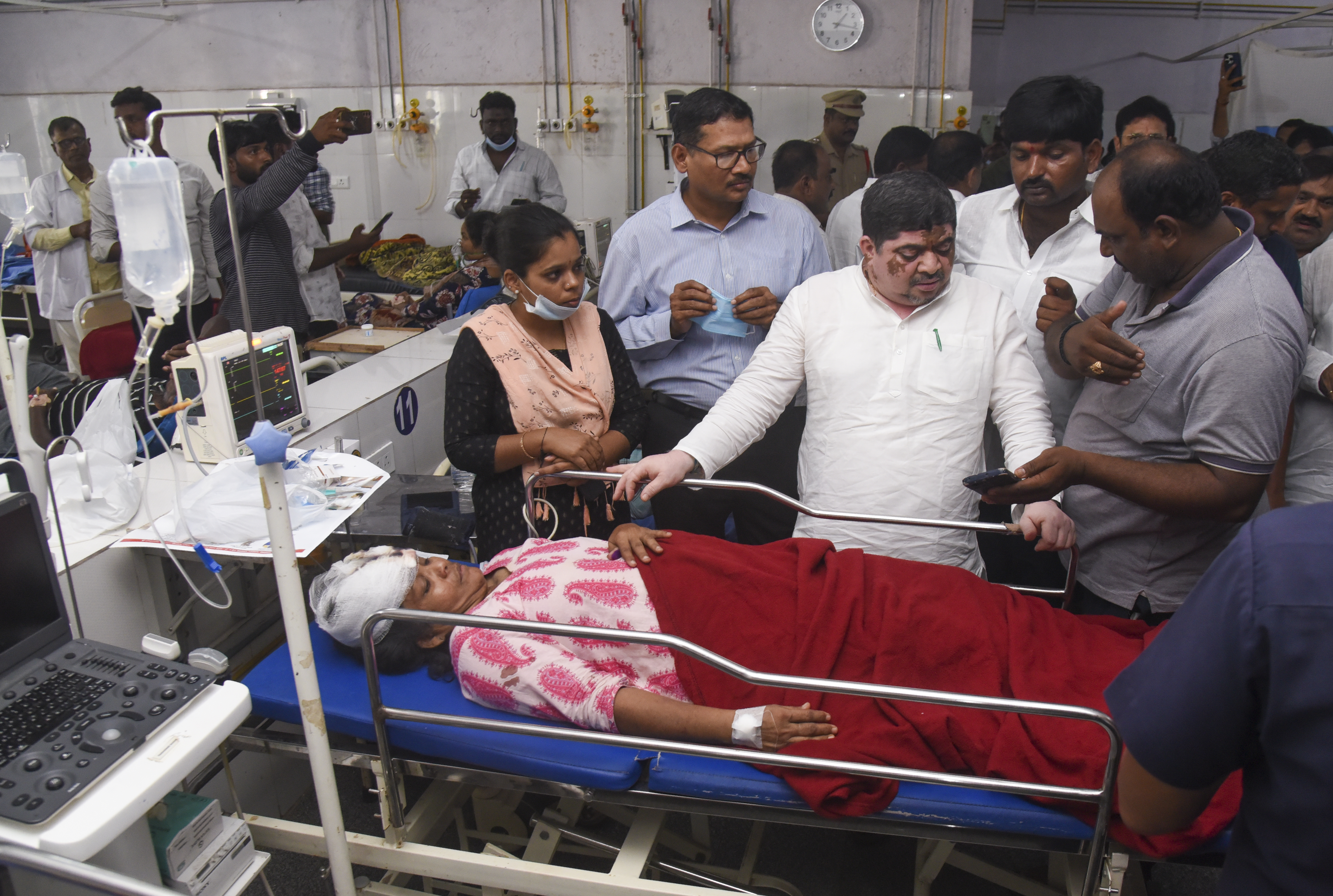 ಅಪಘಾತದಲ್ಲಿ ಗಾಯಗೊಂಡ ಗಾಯಾಳುಗಳನ್ನು ತೆಲಂಗಾಣದ ಸಾರಿಗೆ ಸಚಿವ ಪೊನ್ನಂ ಪ್ರಭಾಕರ್‌ ಅವರು ಆಸ್ಪತ್ರೆಗೆ ಭೇಟಿ ನೀಡಿ ಸಂತೈಸಿದರು