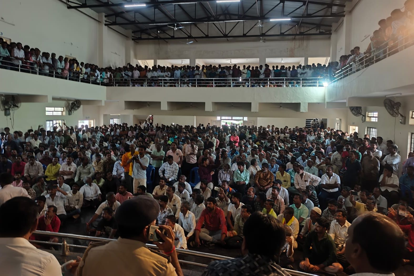 ದೊಡ್ಡಬಳ್ಳಾಪುರದ ಡಾ.ಬಾಬುಜಗಜೀವನ್‌ ರಾಂ ಭವನದಲ್ಲಿ ಸೋಮವಾರ ನಡೆದ ಸಭೆಯಲ್ಲಿ ನೂರಾರು ನೇಕಾರ ಕೂಲಿ ಕಾರ್ಮಿಕರು ಭಾಗವಹಿಸಿದ್ದರು