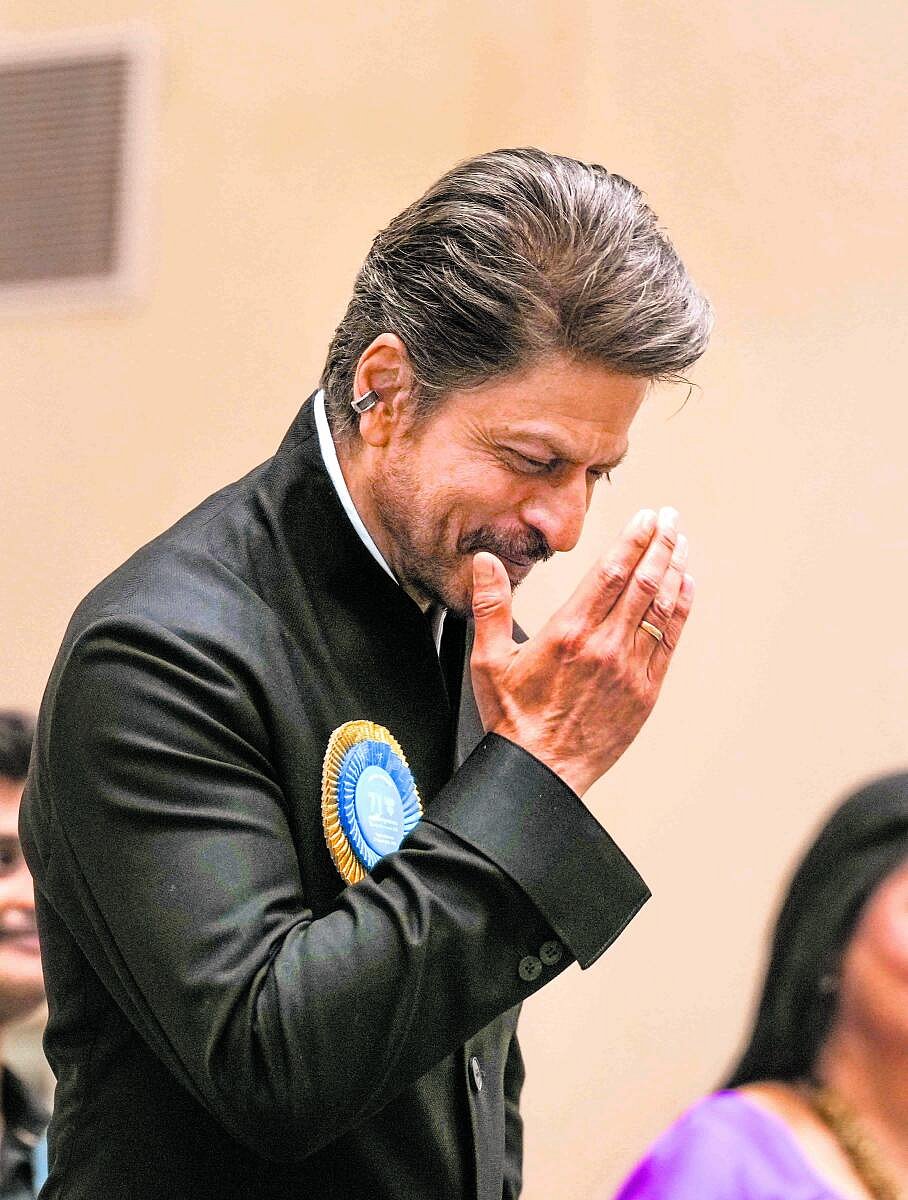 ಶಾರುಖ್ ಖಾನ್‌ಗೆ 'ಬೆಂಜಮಿನ್ ಬಟನ್' ಎಂದ ಕಾಂಗ್ರೆಸ್  ಸಂಸದ ಶಶಿ ತರೂರ್ 