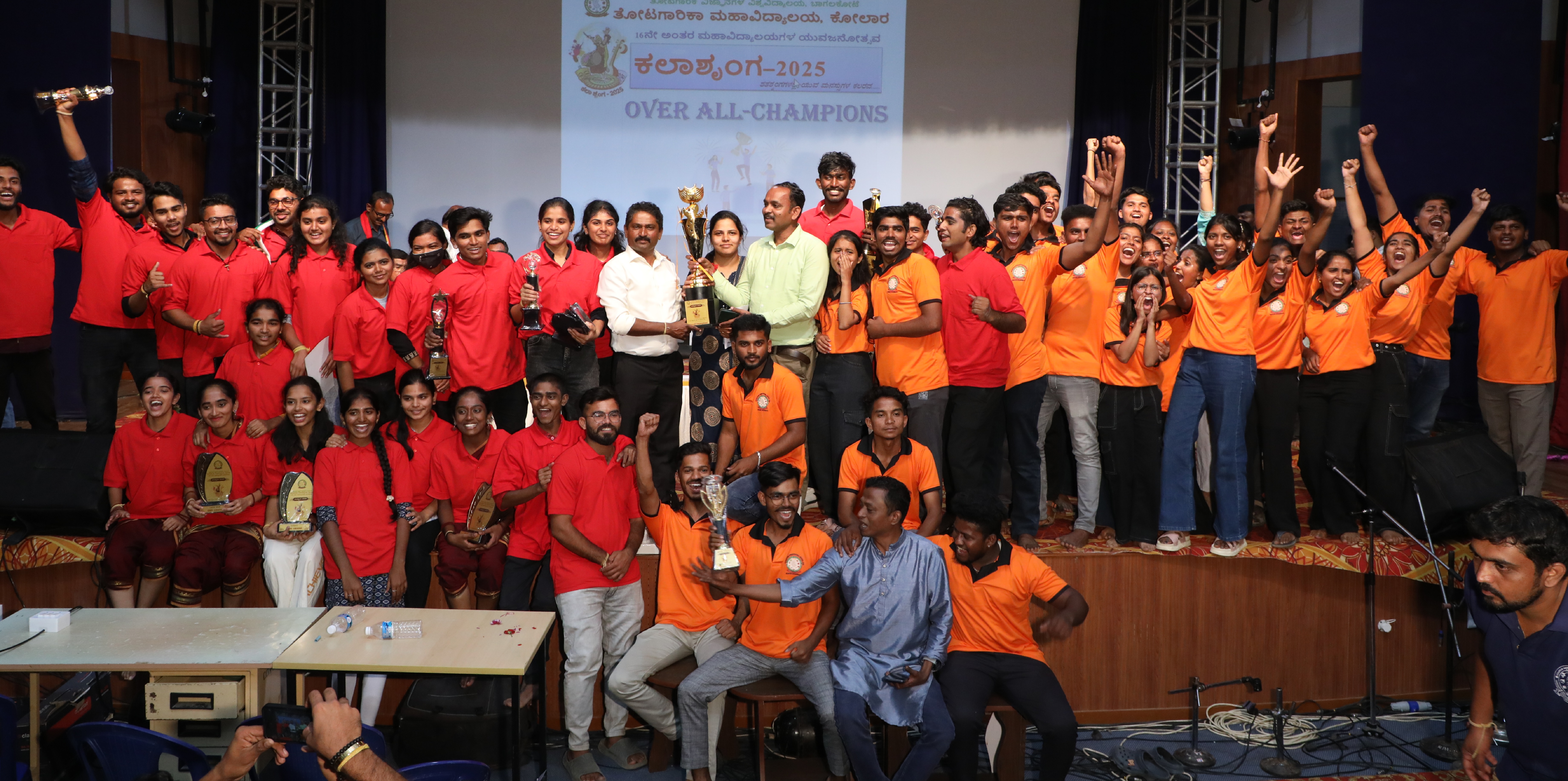 ಕೋಲಾರದಲ್ಲಿ ನಡೆದ ಯುವಜನೋತ್ಸವ ಕಲಾಶೃಂಗದಲ್ಲಿ ಕೋಲಾರದ ತೋಟಗಾರಿಕಾ ಮಹಾವಿದ್ಯಾಲಯ ಹಾಗೂ ಬೆಳಗಾವಿ ಜಿಲ್ಲೆಯ ಅರಭಾವಿಯ ಕಿತ್ತೂರು ರಾಣಿ ಚನ್ನಮ್ಮ ತೋಟಗಾರಿಕಾ ಮಹಾವಿದ್ಯಾಲಯ ಸಮಗ್ರ ವೀರಾಗ್ರಣಿ ಪ್ರಶಸ್ತಿ ಜಯಿಸಿದವು