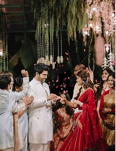 ಕೆಂಪು ಮತ್ತು ಚಿನ್ನದ ಸಬ್ಯಸಾಚಿ ಲೆಹೆಂಗಾ ಧರಿಸಿದ್ದ ನಯನಿಕಾ ಎಲ್ಲರ ಕಣ್ಣು ಕುಕ್ಕುವಂತೆ ಕಾಣಿಸುತ್ತಿದ್ದರು.