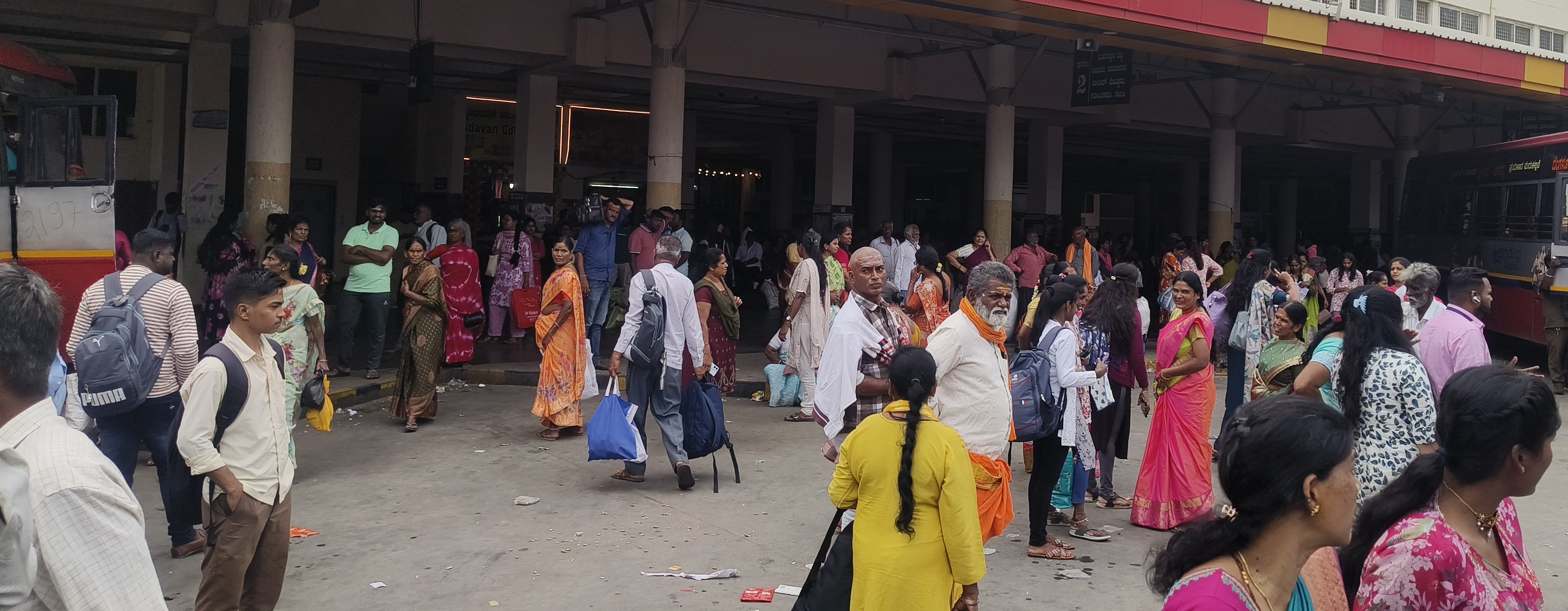 ಕೊಳ್ಳೇಗಾಳ ಬಸ್ ನಿಲ್ದಾಣದಲ್ಲಿ ಬಸ್‌ಗಾಗಿ ಕಾಯುತ್ತಿರುವ ಪ್ರಯಾಣಿಕರು