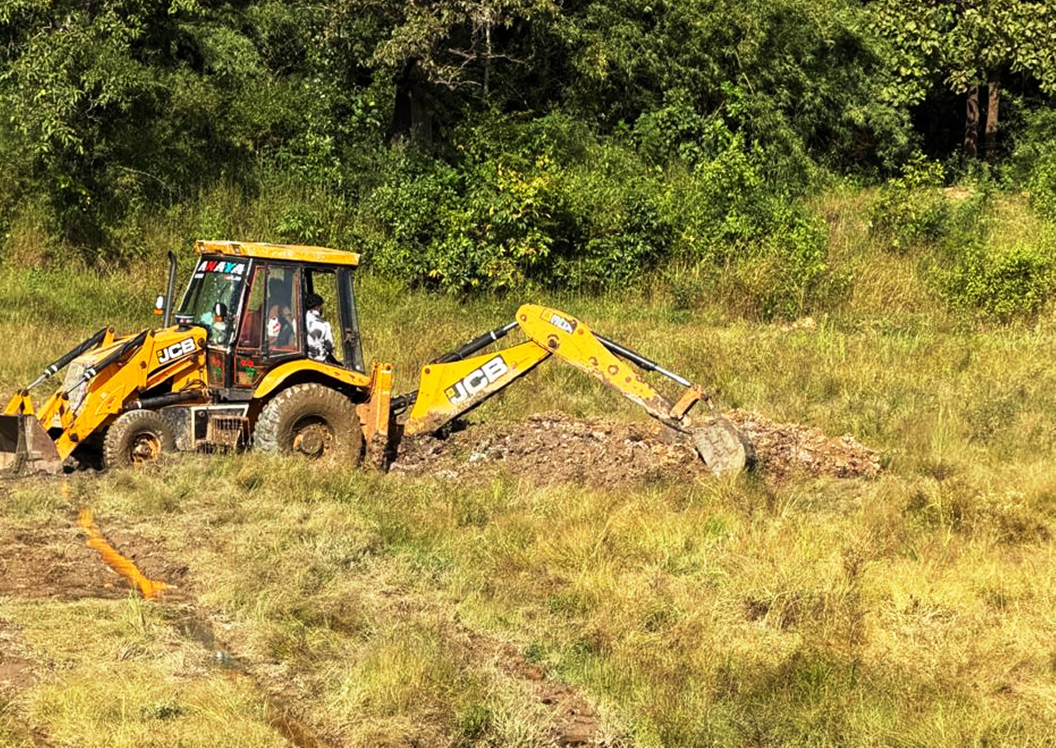 ಖಾನಾಪುರ ತಾಲ್ಲೂಕಿನ ನಾಗರಗಾಳಿ ಅರಣ್ಯದಲ್ಲಿ ಕಾಡಾನೆಗಳ ಕಳೇಬರದ ಅಂತ್ಯಕ್ರಿಯೆಯ ಬಳಿಕ ಜೆಸಿಬಿ ಯಂತ್ರದ ಮೂಲಕ ಮಣ್ಣನ್ನು ಮುಚ್ಚಿಹಾಕಲಾಯಿತು