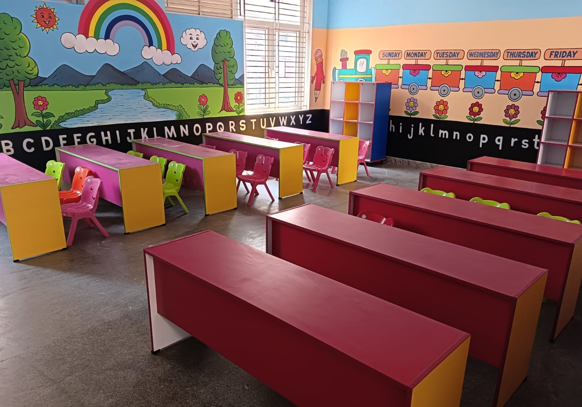 ರಾಮನಗರ ತಾಲ್ಲೂಕಿನ ಜಾಲಮಂಗಲದಲ್ಲಿರುವ ಸರ್ಕಾರಿ ಹಿರಿಯ ಪ್ರಾಥಮಿಕ ಶಾಲೆಯಲ್ಲಿರುವ ಪೂರ್ವ ಪ್ರಾಥಮಿಕ (ಎಲ್‌ಕೆಜಿ–ಯುಕೆಜಿ) ಶಾಲಾ ತರಗತಿ ಕೊಠಡಿ